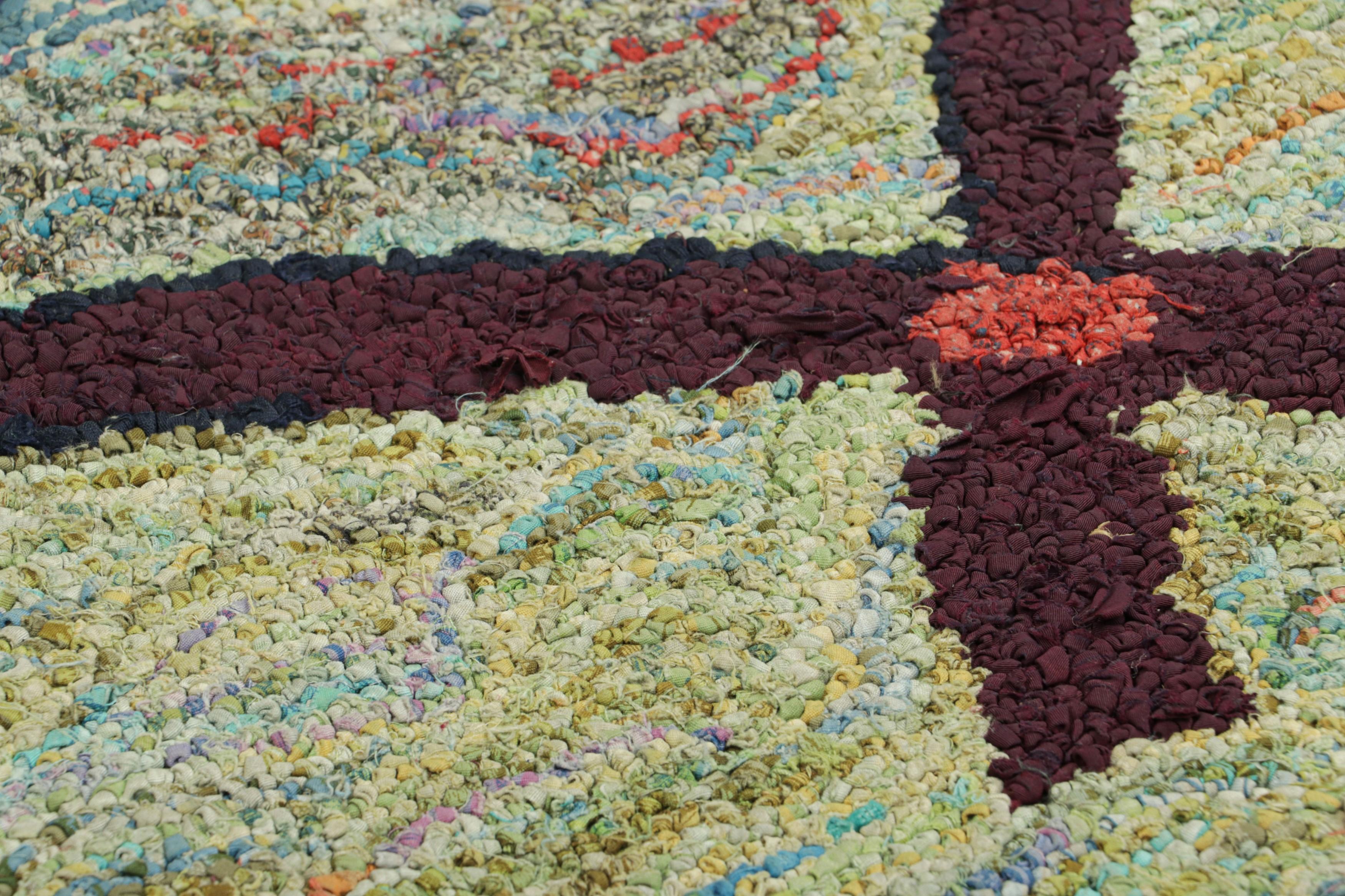 Realizzato a mano in lana e risalente al 1920-1930, questo tappeto antico 2x3 è una nuova, rara ed entusiasmante selezione della collezione di tappeti americani a uncino di Rug & Kilim.

Sul design: 

Questo pezzo da collezione presenta audaci