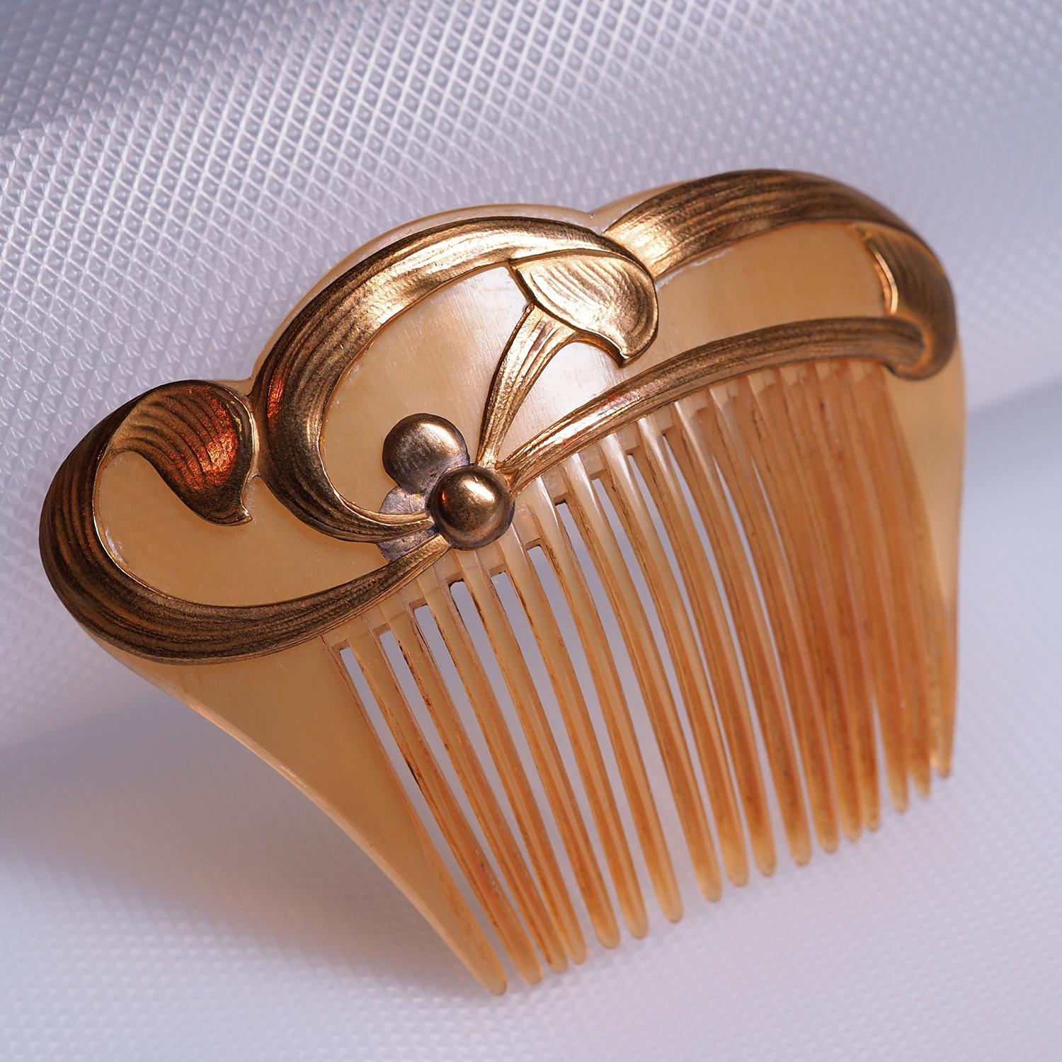 Art Nouveau mistletoe leaves antique horn hair comb in excellent condition by Beaudouin.

Width : 78 mm / 3.07 in

Height : 60 mm / 2.36 in

Depth : 6 mm / 0.24 in

Weight: 17.11 grams 

The mistletoe leaves are one of emblematics for the French Art