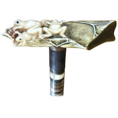 Antique canne à manche en corne:: grenouilles sur un coussin de lys