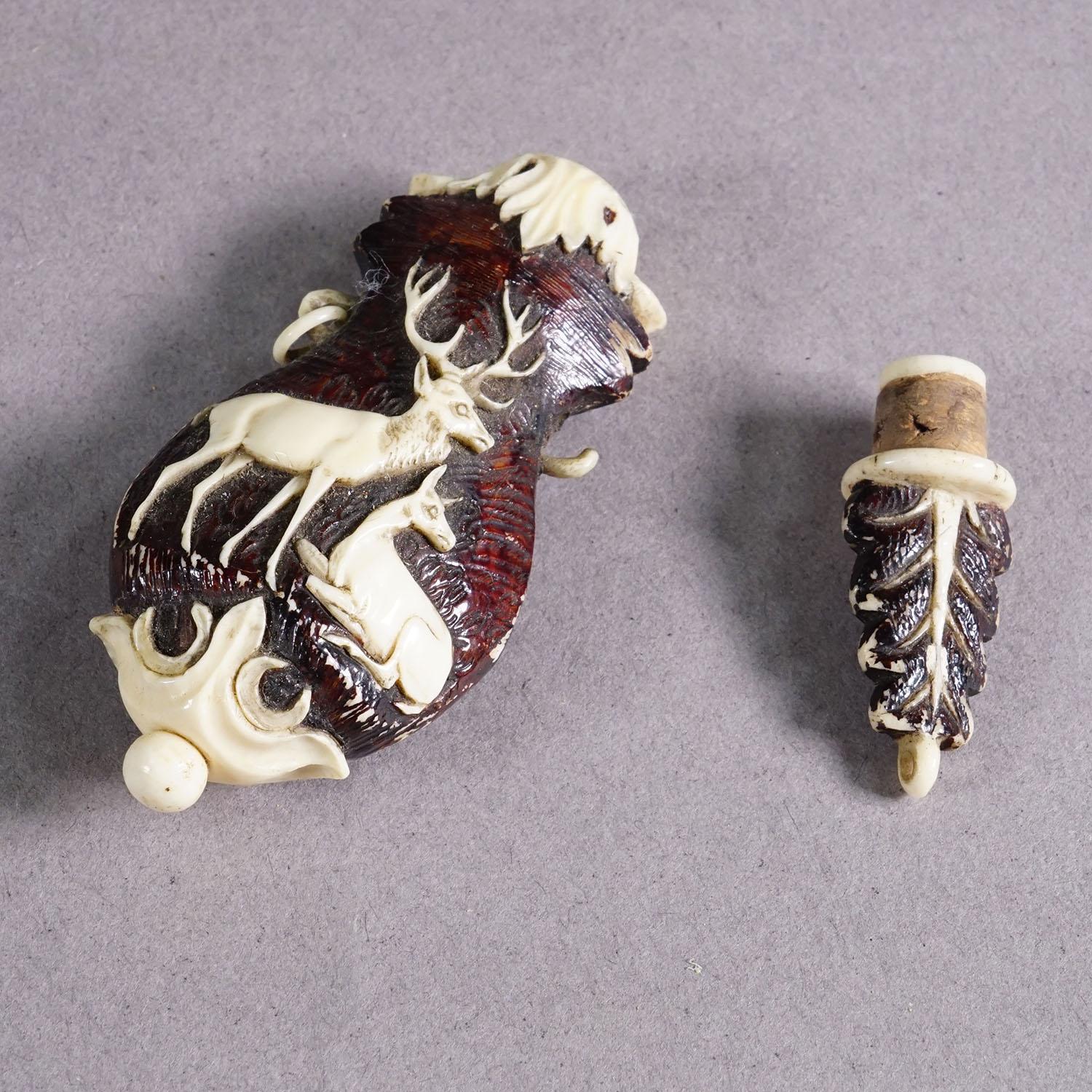 Antique Horn Snuff Box with Deer Relief Early 19th Century In Good Condition For Sale In Berghuelen, DE