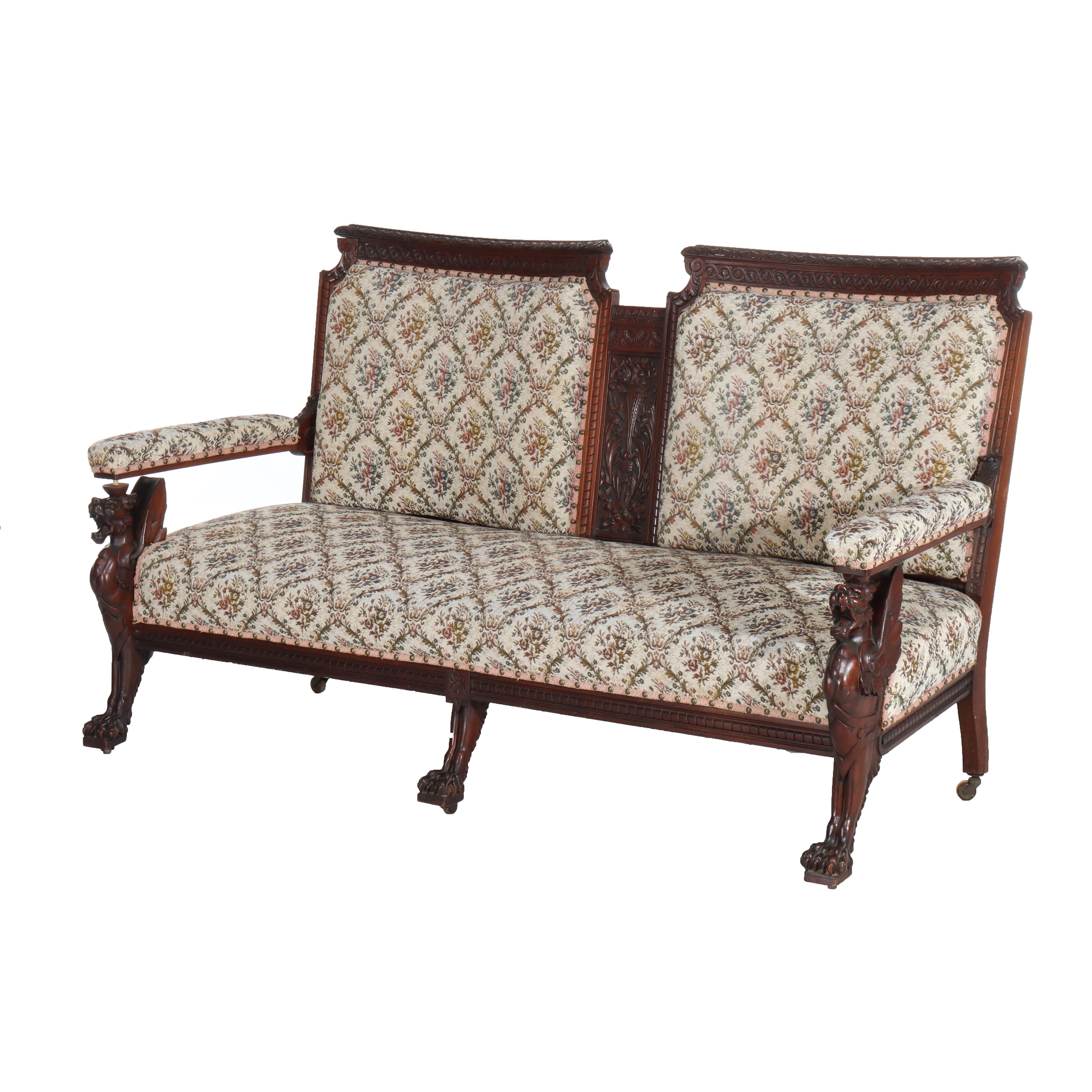 Antike Horner Figural geschnitzt Mahagoni Splayed Leg Tapestry & Griffin Sofa c1900 im Zustand „Gut“ im Angebot in Big Flats, NY