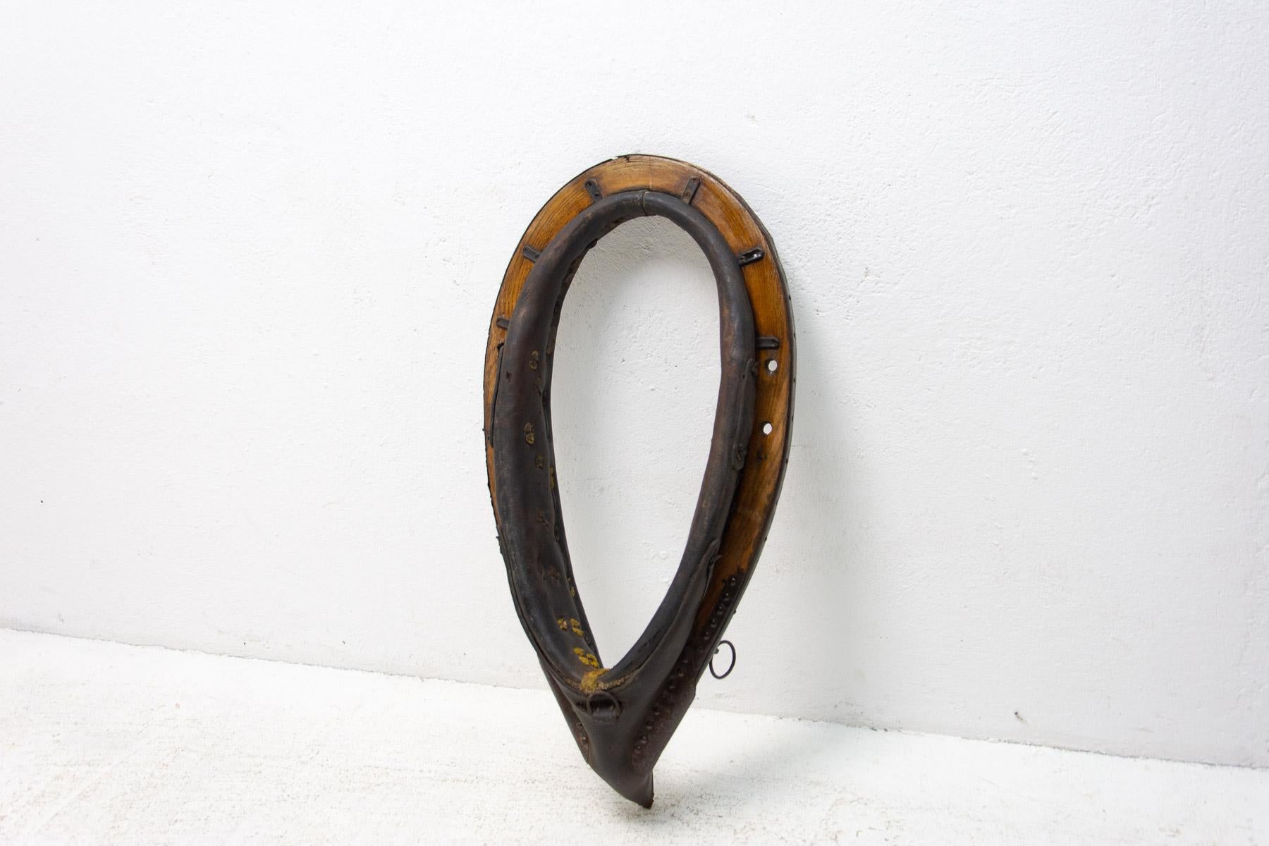 This horse collar was made in the 1930s in Czechoslovakia. It is made of wood, iron and genuine leather. An interesting decoration.

Measures: Height: 86 cm

Width: 42 cm

Depth: 25 cm.