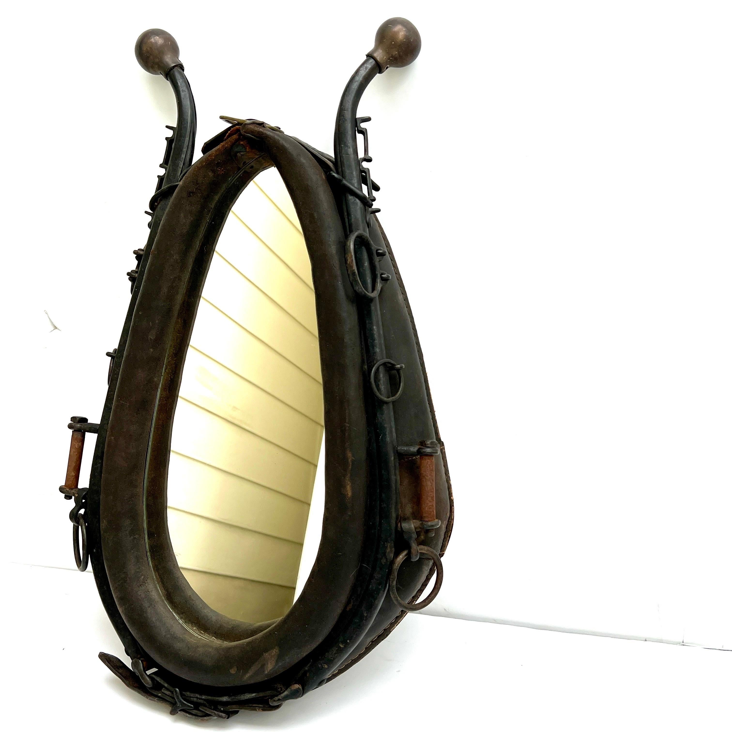 Rustique Antique miroir éque à col de cheval en cuir vieilli en vente