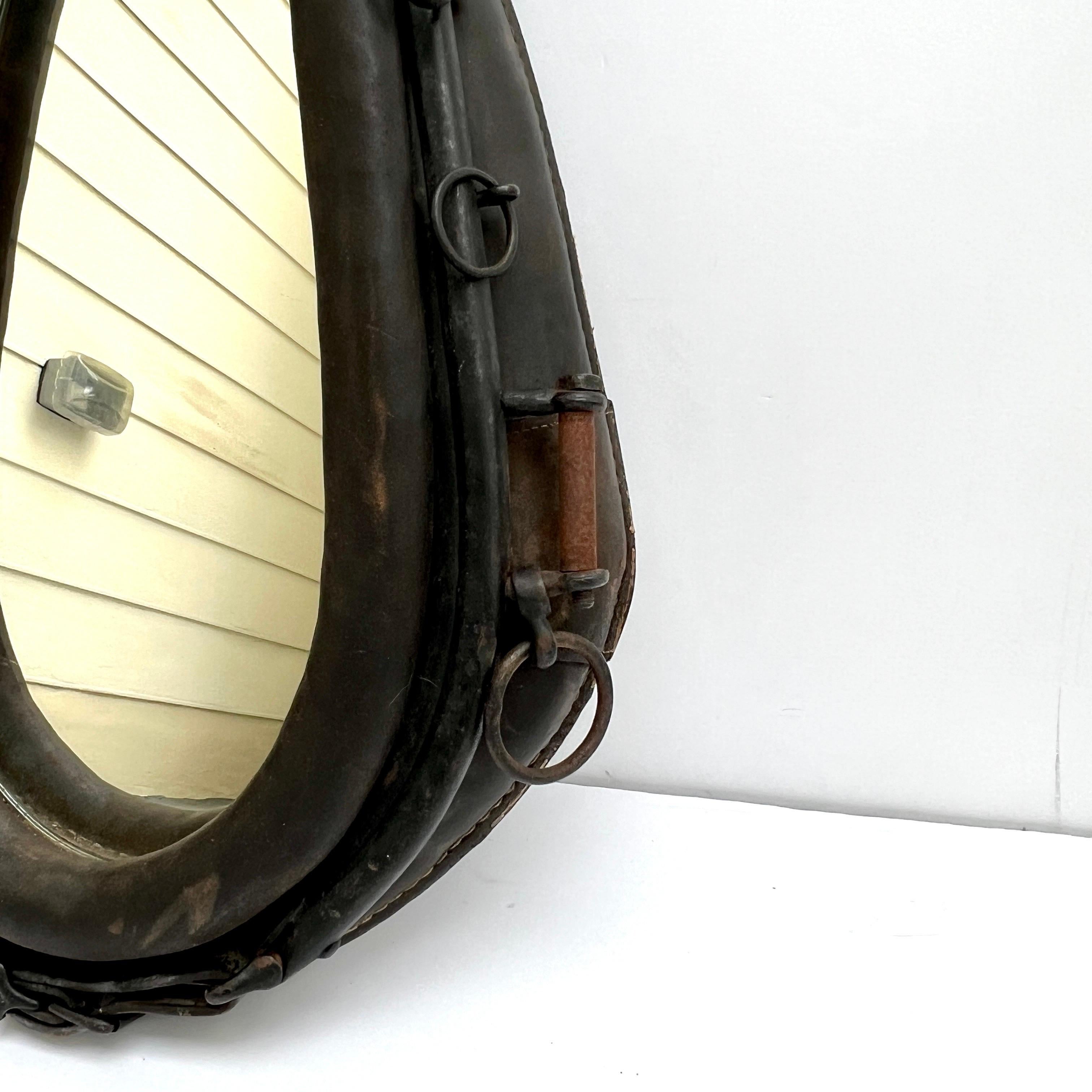 Rustique Antique miroir éque à col de cheval en cuir vieilli en vente