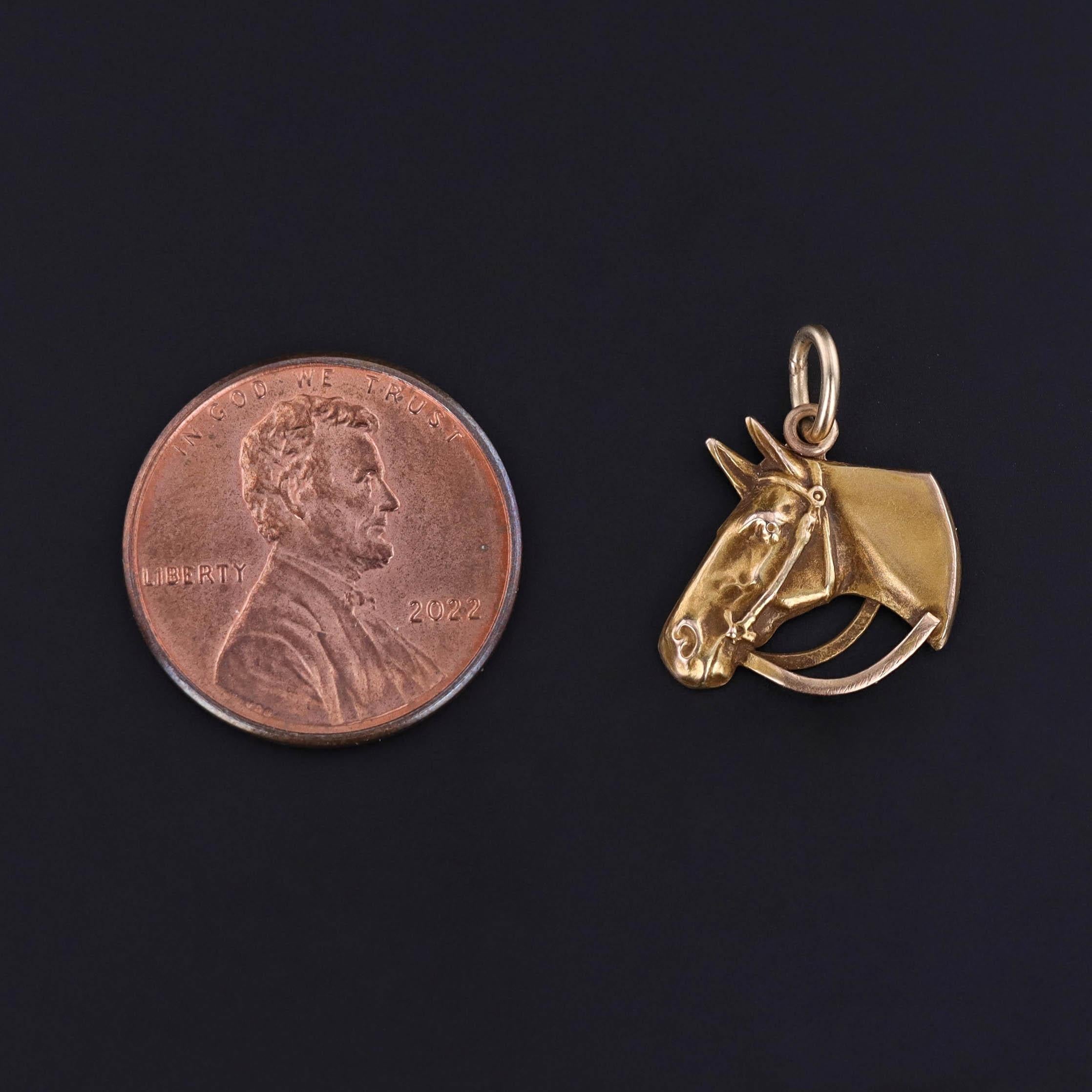 Antiguo dije de cabeza de caballo en oro de 10 quilates - Conversión de alfiler de gancho, circa 1910-1920

Este amuleto de cabeza de caballo finamente esculpida es un homenaje a la gracia ecuestre y a la artesanía de principios del siglo XX. Esta
