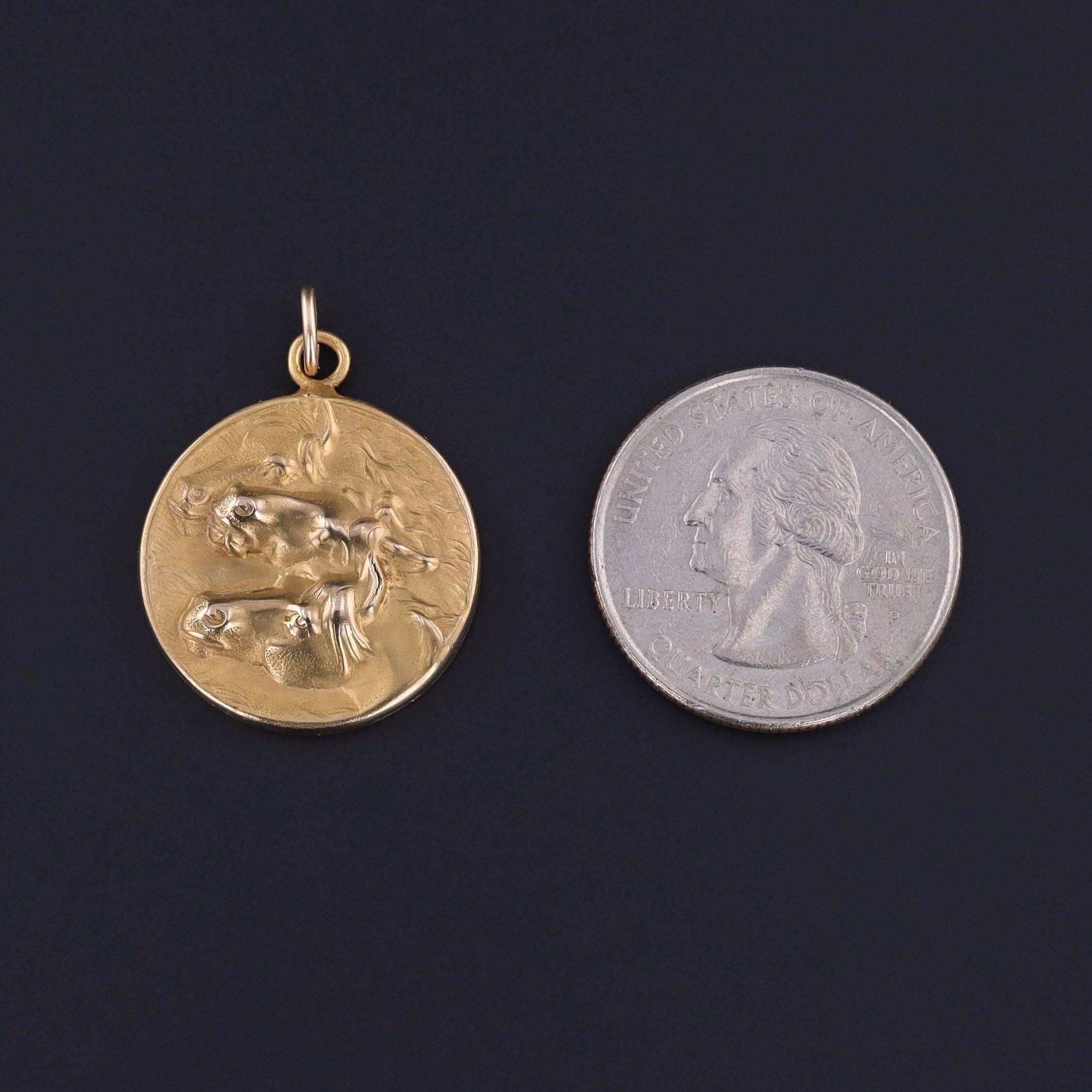 Ce pendentif ancien en or 14k (vers 1900) représente trois têtes de chevaux en haut-relief.

La pièce mesure 1,2 pouces du haut de la bague au bas par 0,9 pouces de large, et elle est en très bon état. Il pèse 3,94 grammes.

La teneur en métaux de