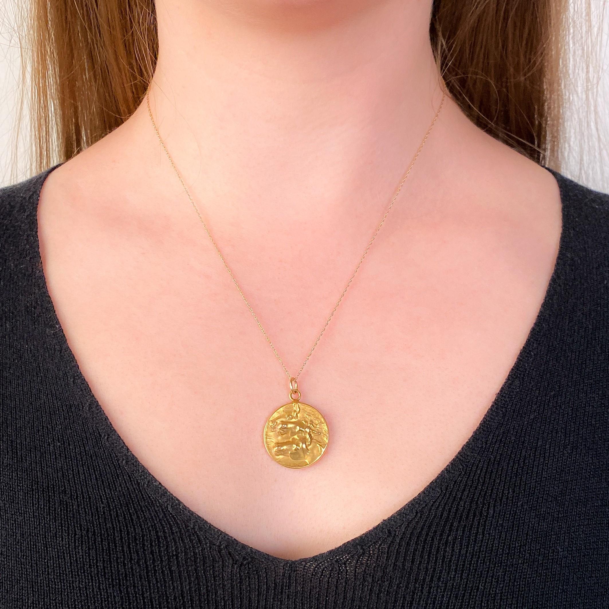 Pendentif cheval ancien en or 14 carats en vente 1