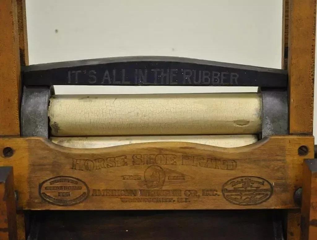 Antique Horse Shoe Brand Universal Ball Bearing Folding Clothes Wringer Bench In Good Condition For Sale In Philadelphia, PA