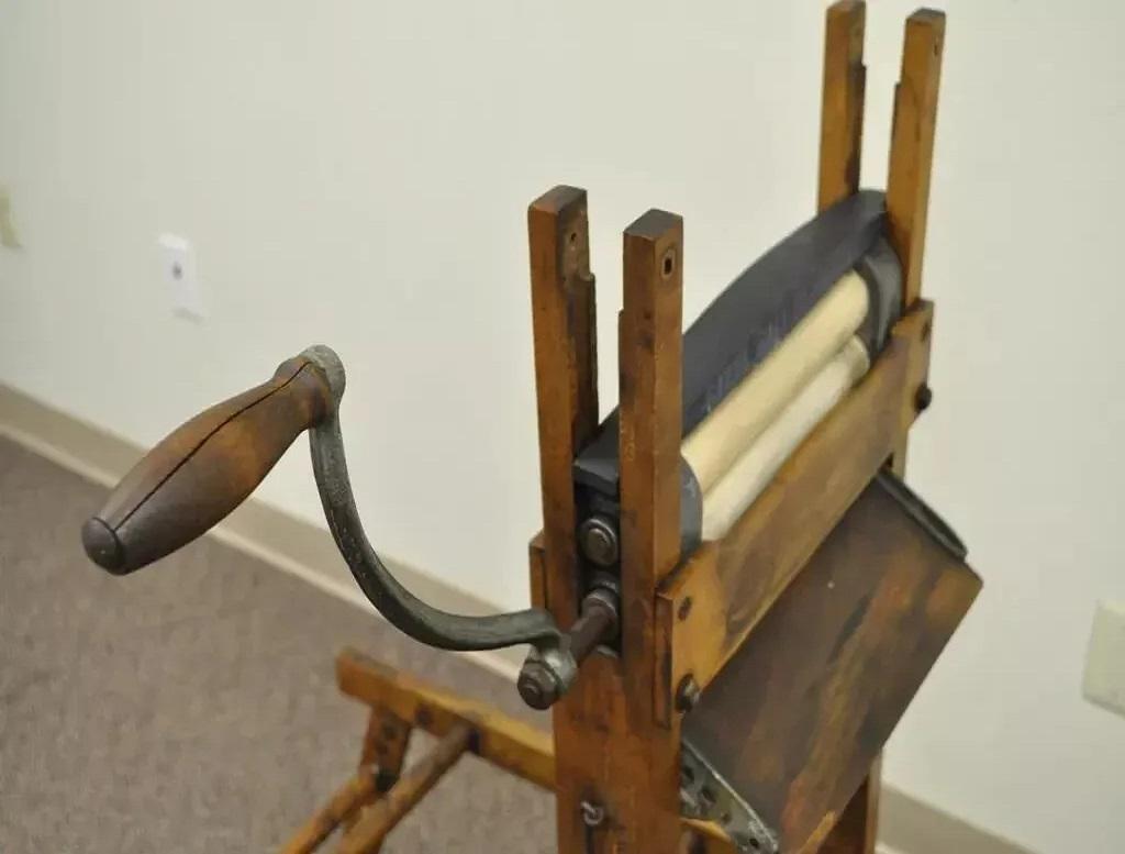19th Century Antique Horse Shoe Brand Universal Ball Bearing Folding Clothes Wringer Bench For Sale
