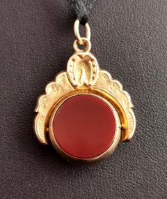 Antiker Hufeisen- Drehknopf, Anhänger, 9k Gold, Blutstein und Karneol
