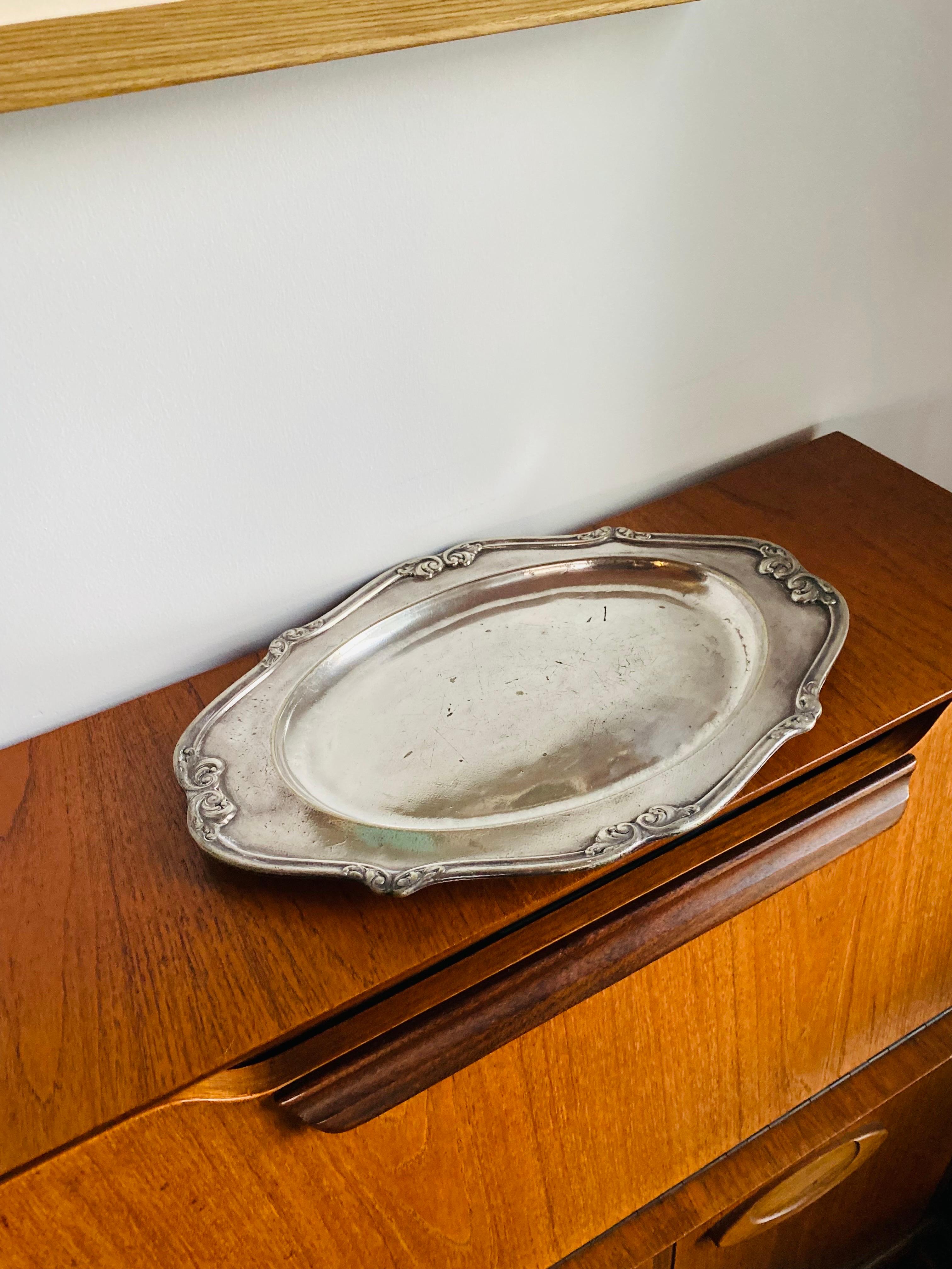 Preciosa bandeja de servir vintage bañada en plata de Reed & Barton para el Hotel St. Francis de San Francisco.  Esta pieza tiene un encanto intemporal y un detalle increíble.  Añade plata de hotel vintage a tu decoración para darle estilo y