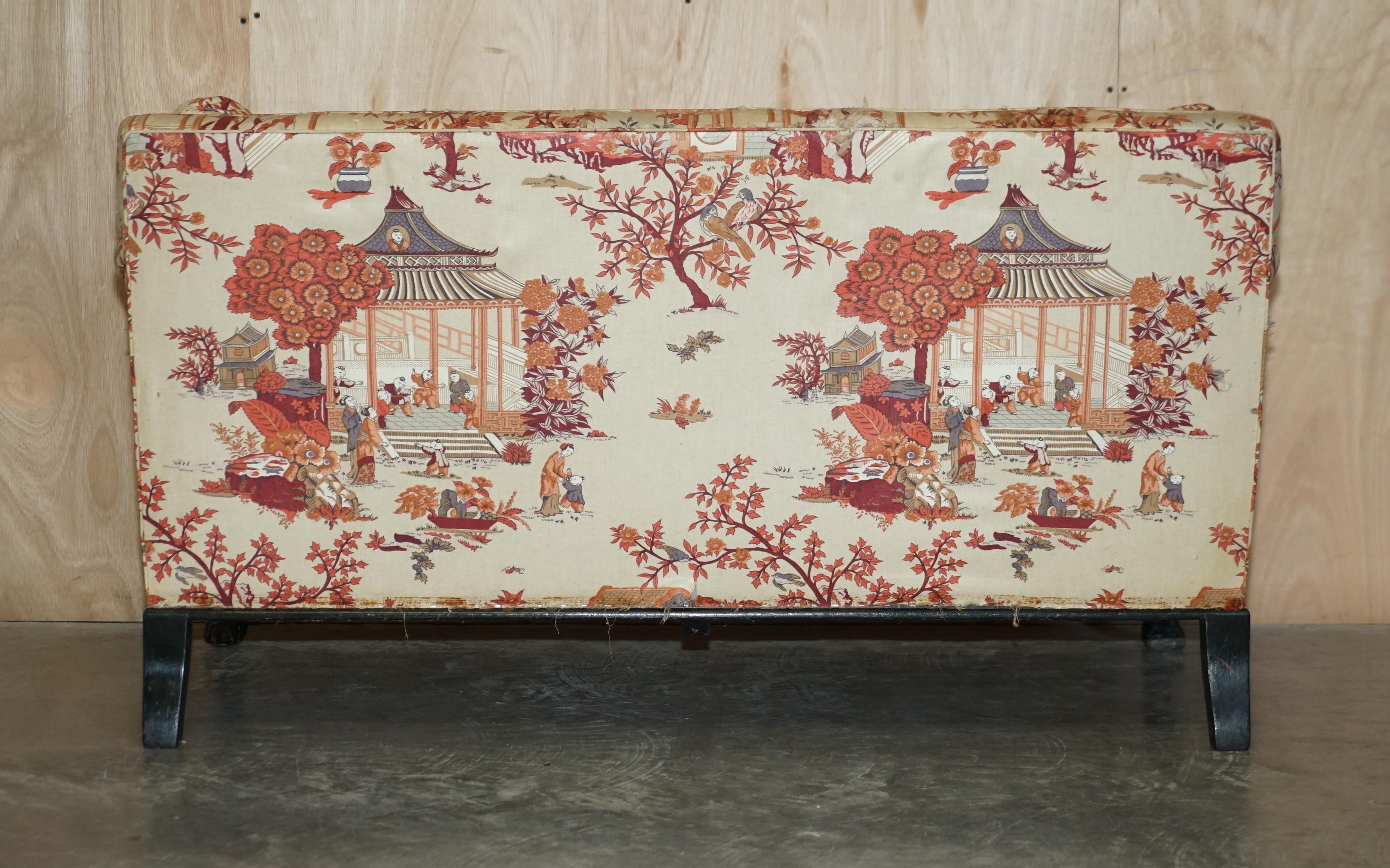 Ancien canapé Howard & Sons Aesthetic Movement avec griffes et pieds boule Chinoiserie Fabic en vente 6