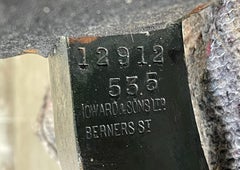 Ancien canapé Howard & Sons Aesthetic Movement avec griffes et pieds boule Chinoiserie Fabic