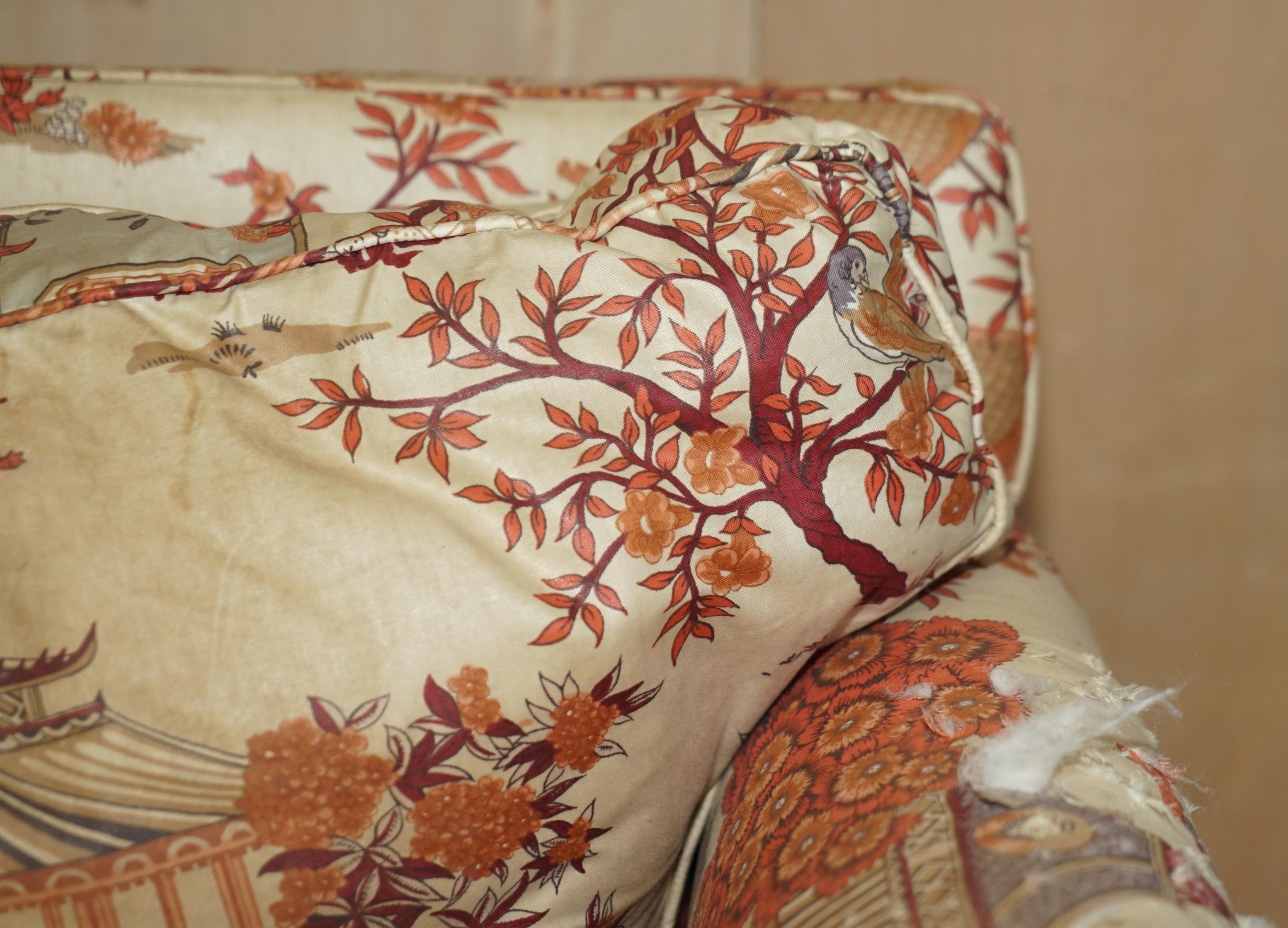 Apogée victorien Ancien canapé Howard & Sons Aesthetic Movement avec griffes et pieds boule Chinoiserie Fabic en vente
