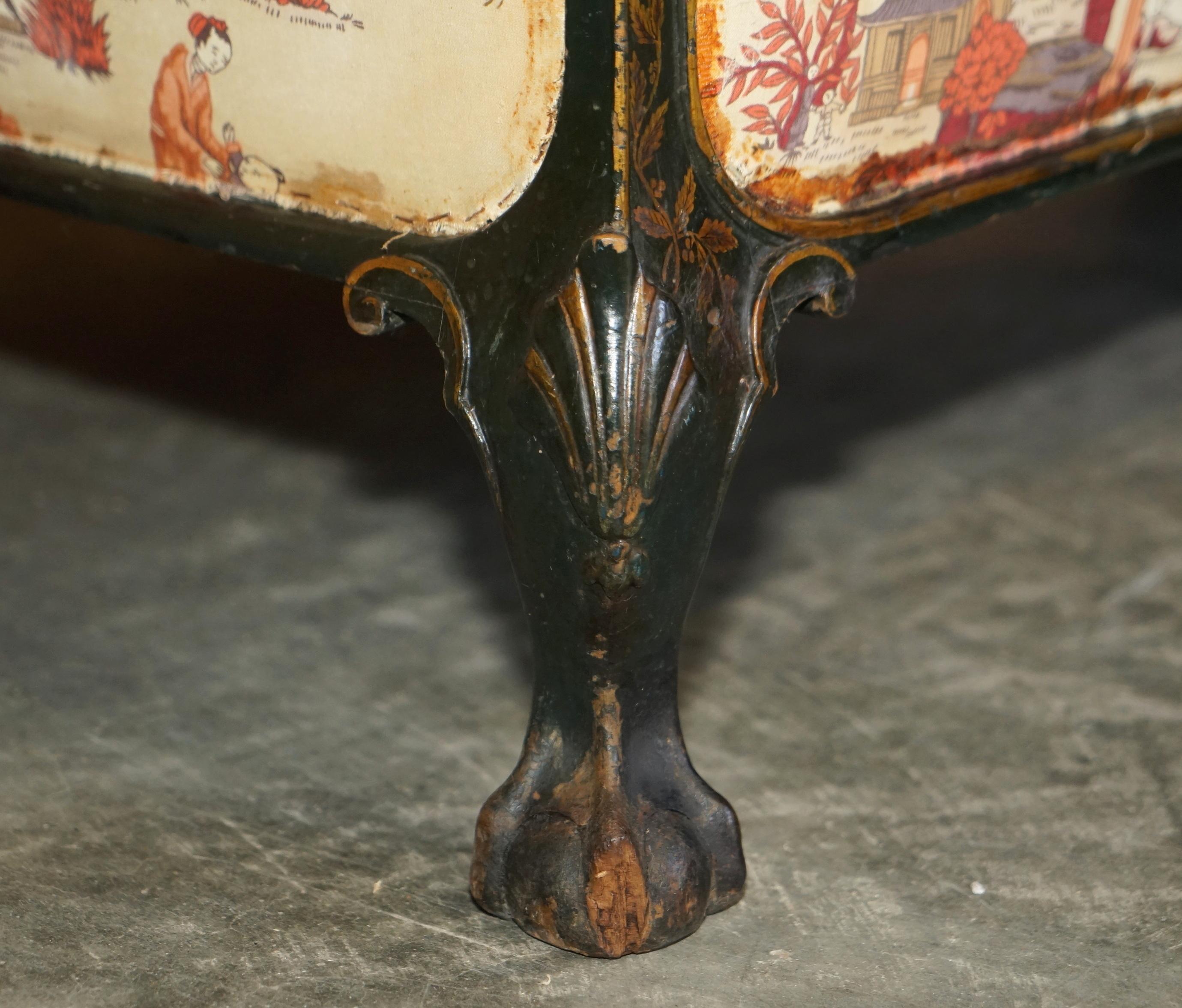 Fin du XIXe siècle Ancien canapé Howard & Sons Aesthetic Movement avec griffes et pieds boule Chinoiserie Fabic en vente