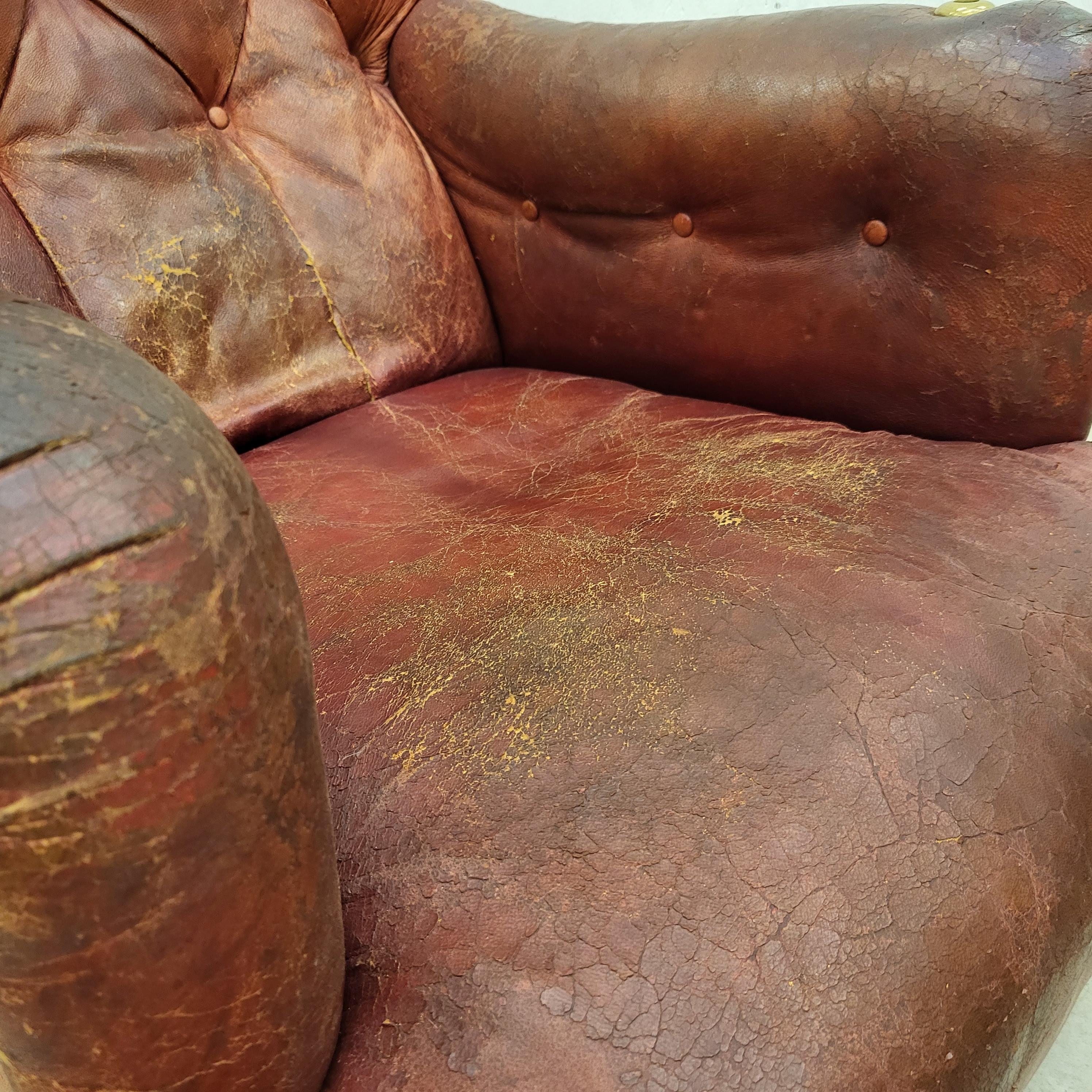 Antique Howard & Sons Bridgewater Armchair Original Leather, 1880s In Fair Condition For Sale In Aachen, NW