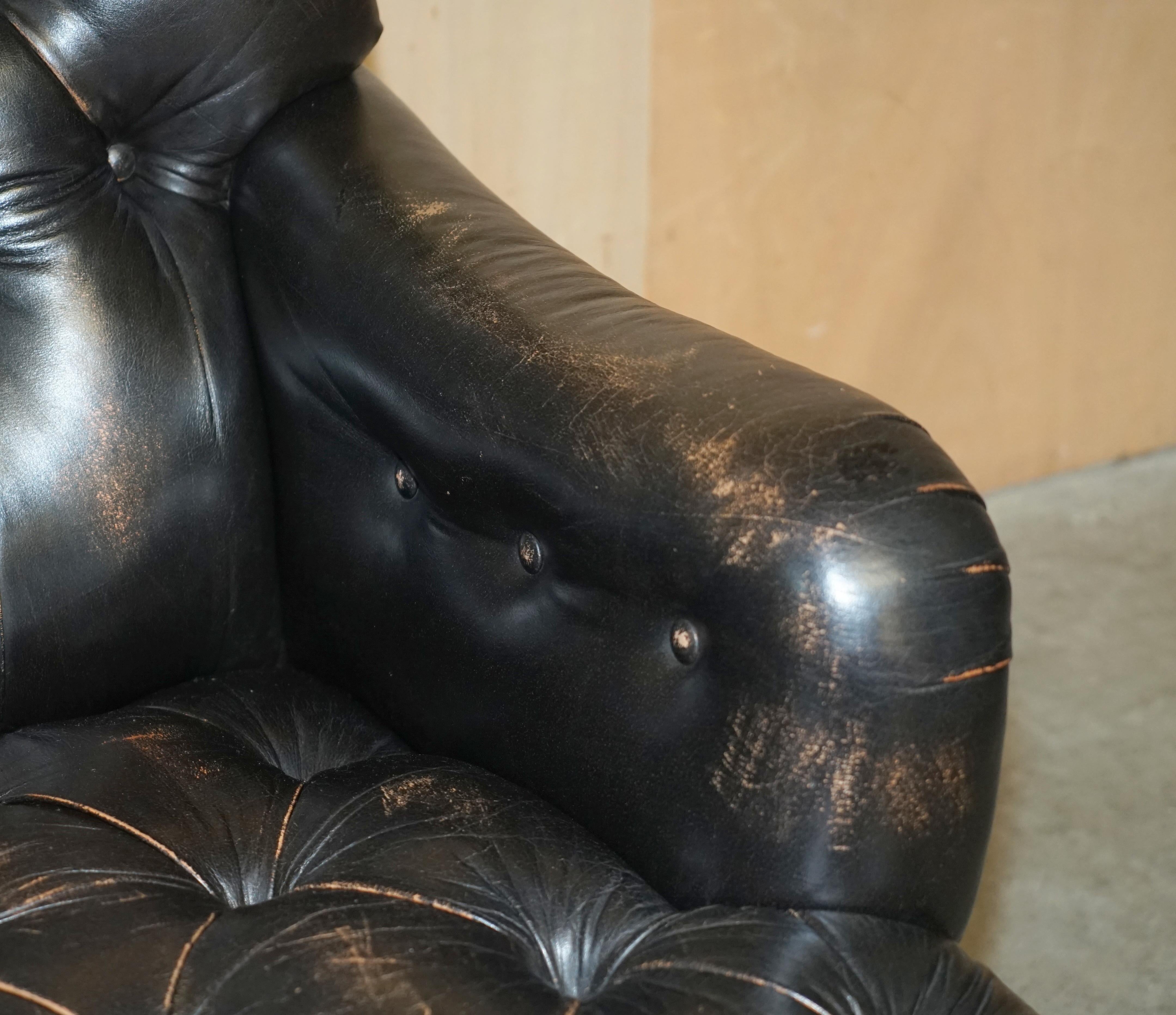 Fauteuil Chesterfield ancien en cuir noir de style Bridgewater de Howard and Sons en vente 1