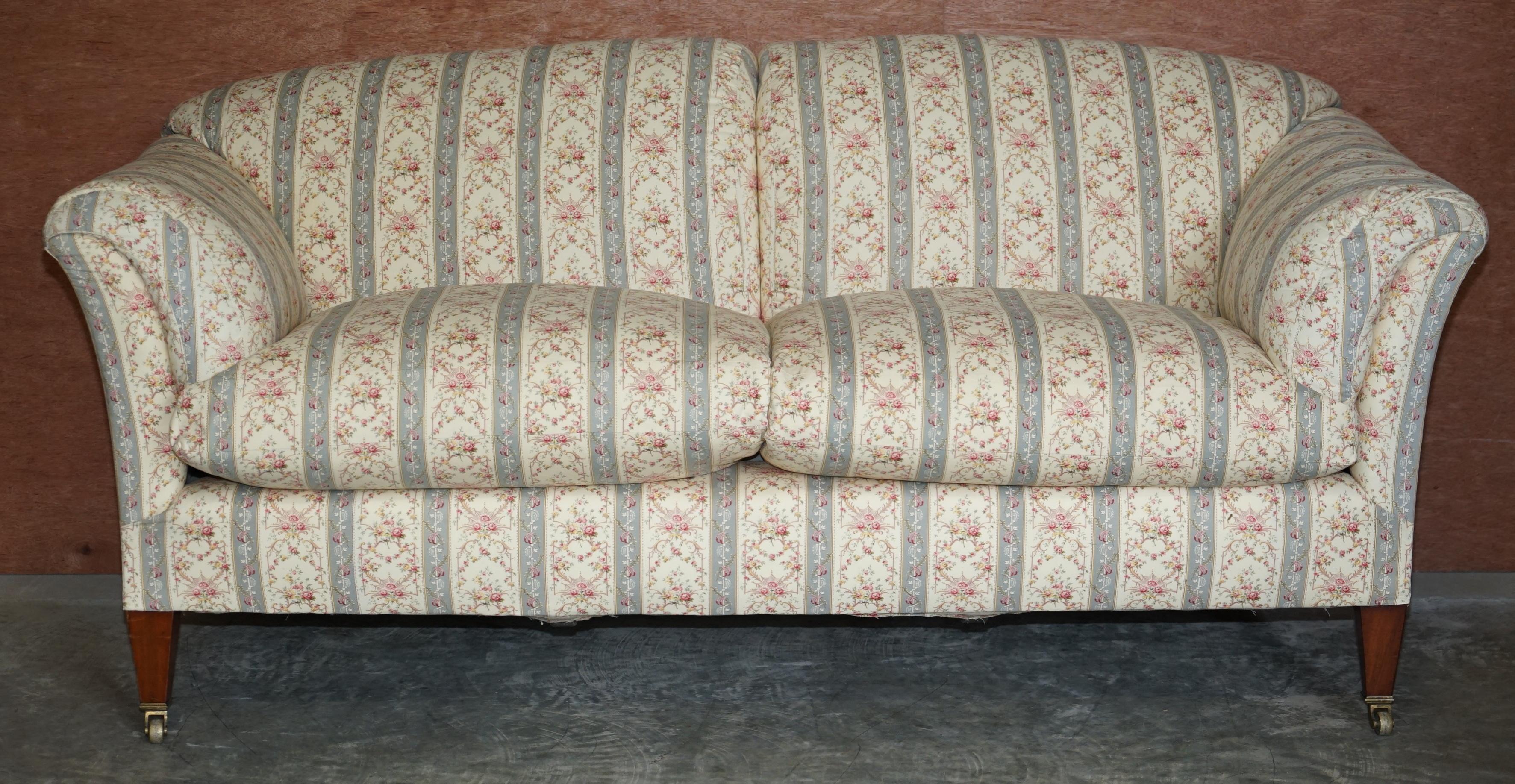 Nous avons le plaisir d'offrir ce superbe canapé trois places d'origine, exceptionnellement rare, de Howard & Son's, datant des années 1910-1920, avec des bras rembourrés de duvet et des coussins remplis de plumes et de fibres 

Il s'agit tout