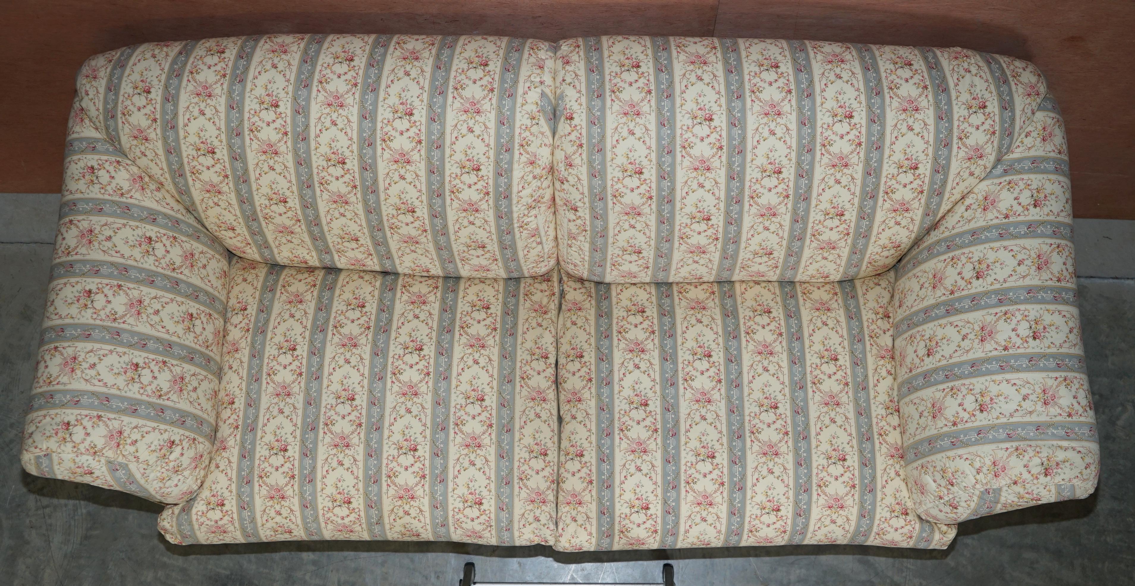 Howard & Sons - Grand canapé Portarlington ancien rembourré d'origine à carreaux en vente 1