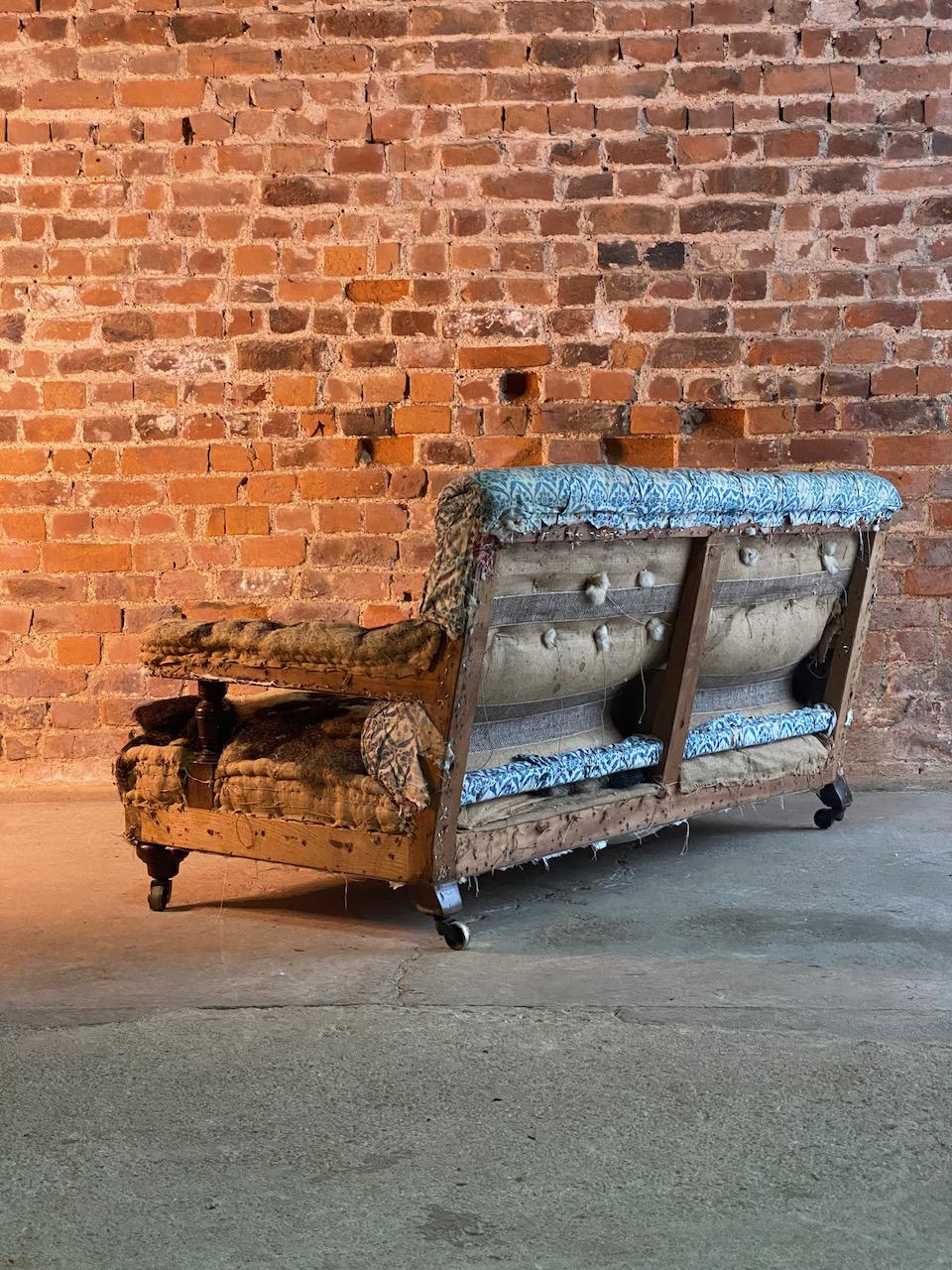 Antique Howard & Sons Sofa 19th Century England, circa 1870 In Distressed Condition In Longdon, Tewkesbury