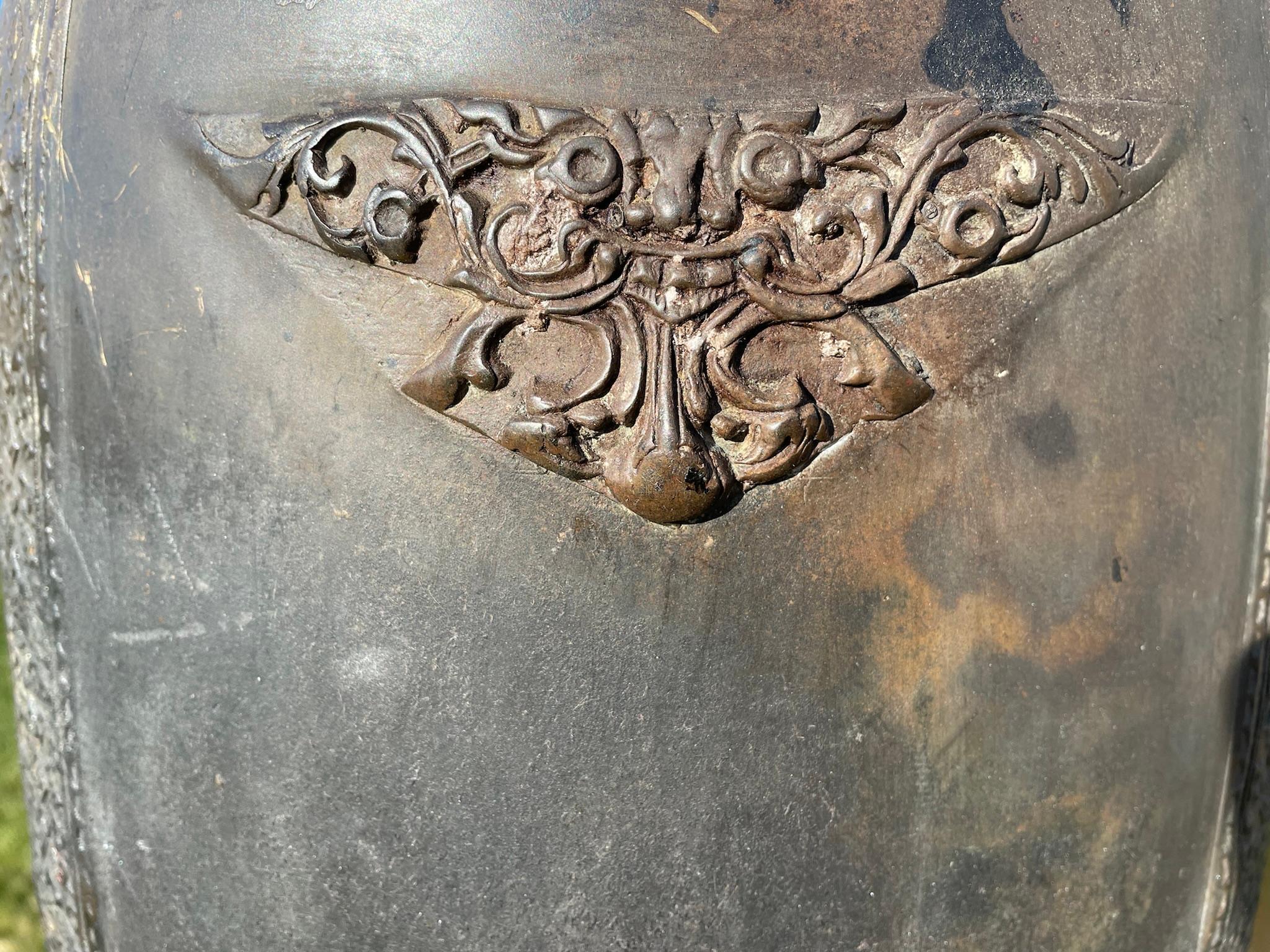 Antike riesige Bronzeglocke  Resoniert angenehmen Klang im Angebot 1