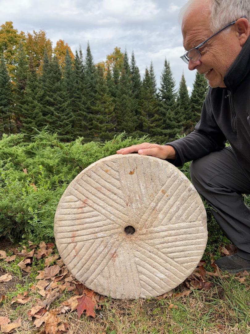 Aus China kommt dieser große runde handgeschnitzte Mühlstein mit einem Durchmesser von 22 Zoll aus dem 19. Jahrhundert oder früher. Dies war wahrscheinlich ein Schleifstein für ein großes Ölpresswerkzeug und -gerät.

Abmessungen: 225 Zoll