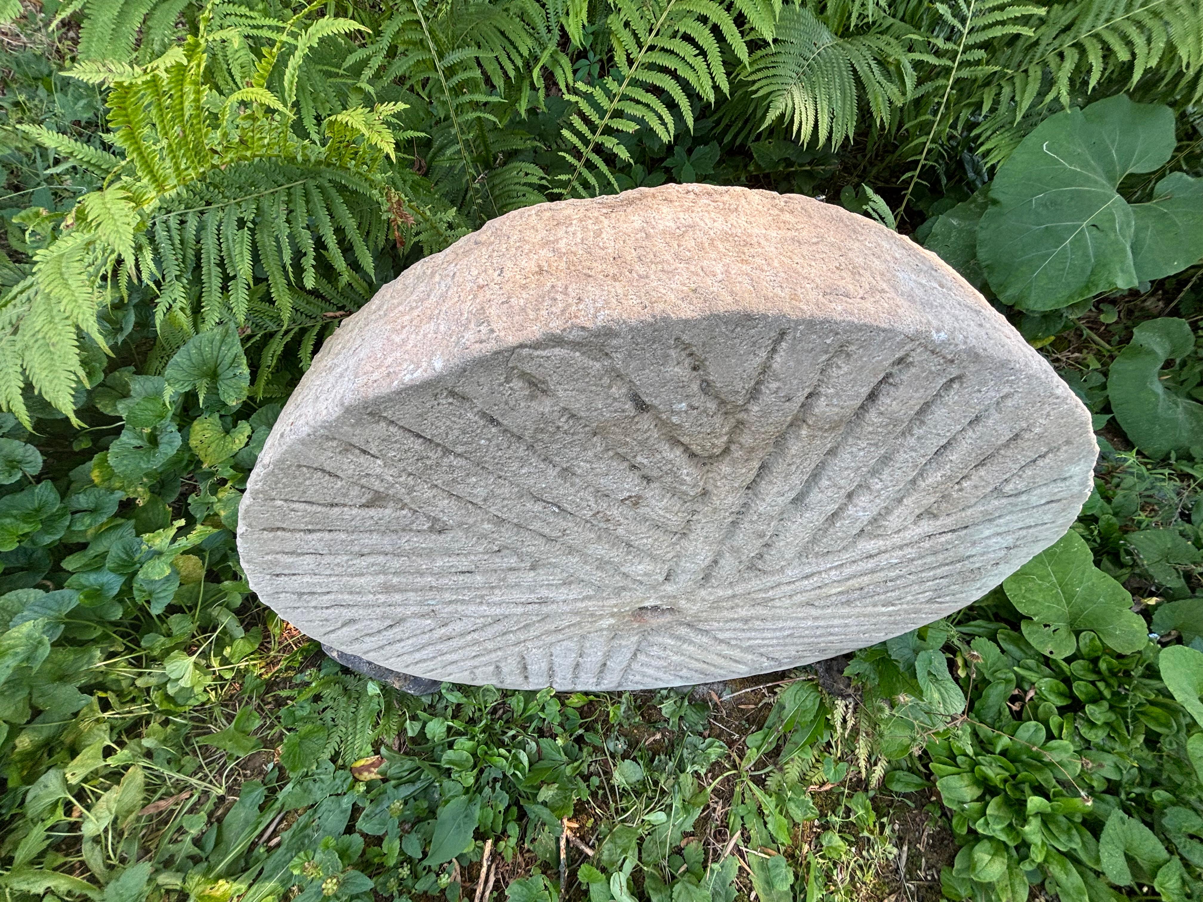 Sculpté à la main Pierre de moulin de jardin ancienne, 19ème siècle en vente