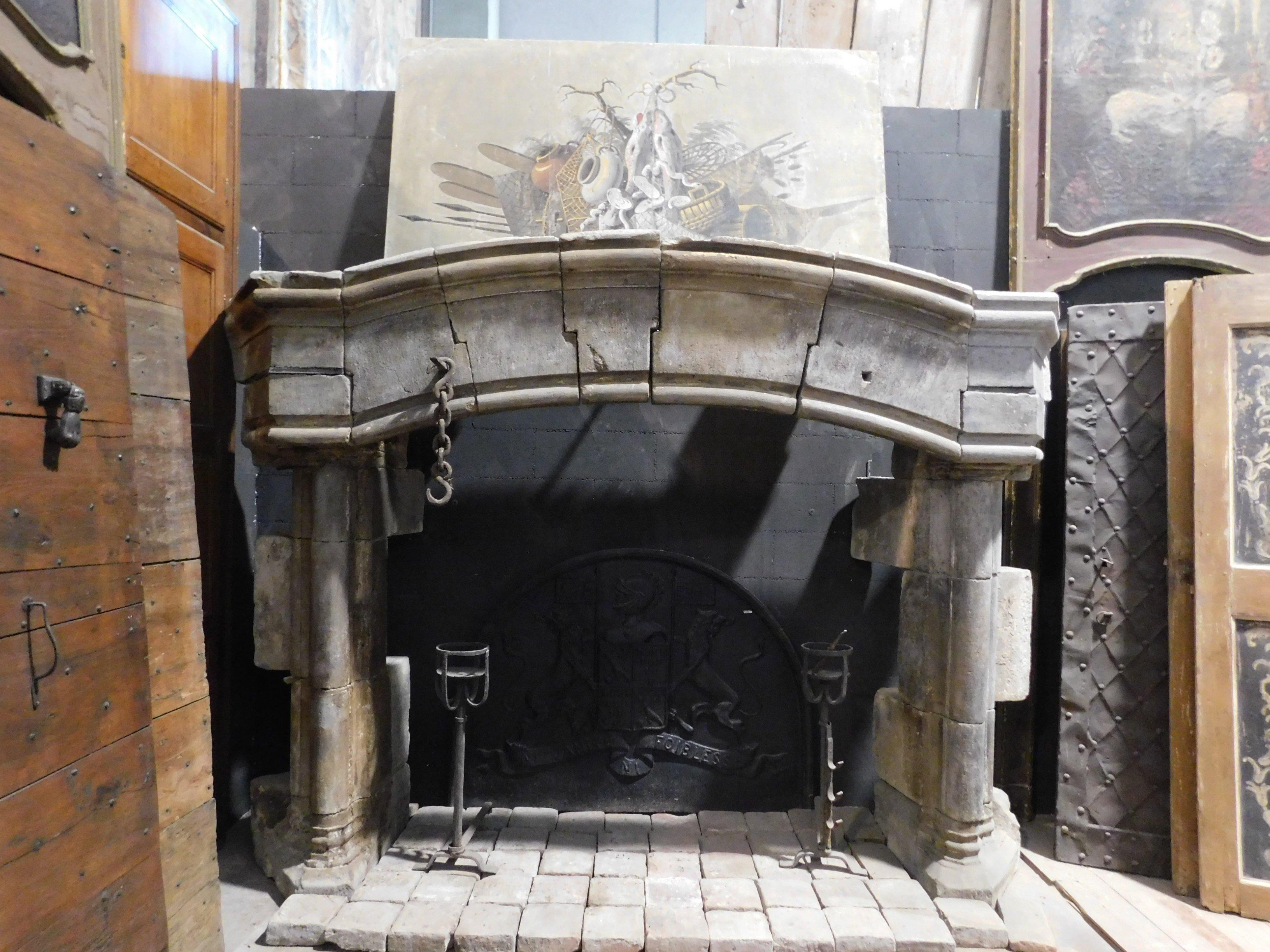 Ancient and very large fireplace, stone mantel (fireplace), imposing fireplace throughout the house, in full original Gothic style, built in the 1300s, for a castle in France.
Perfect for setting up films, sets or public or private interiors with a