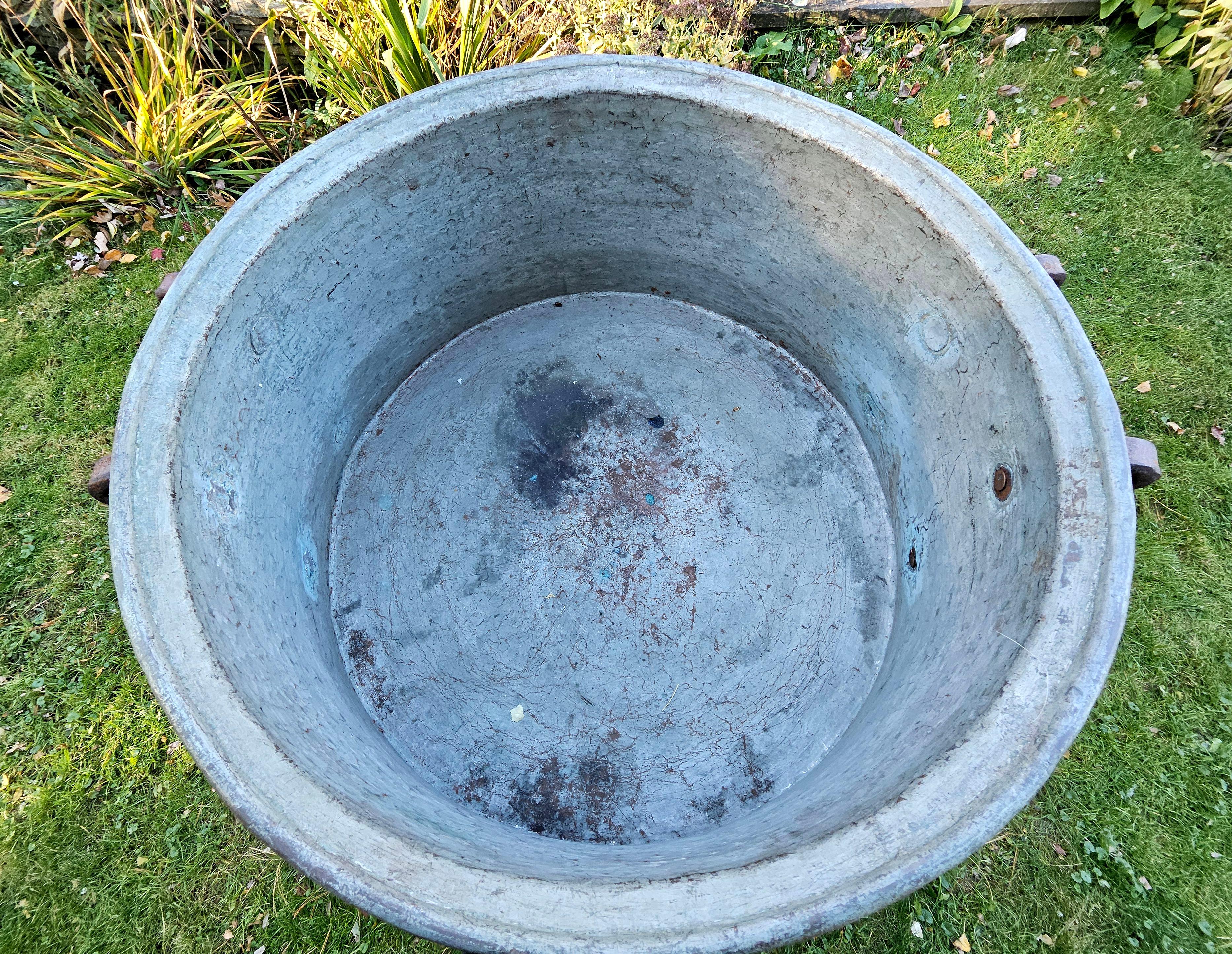 Antico secchio di rame massiccio pesante e martellato in vendita 3