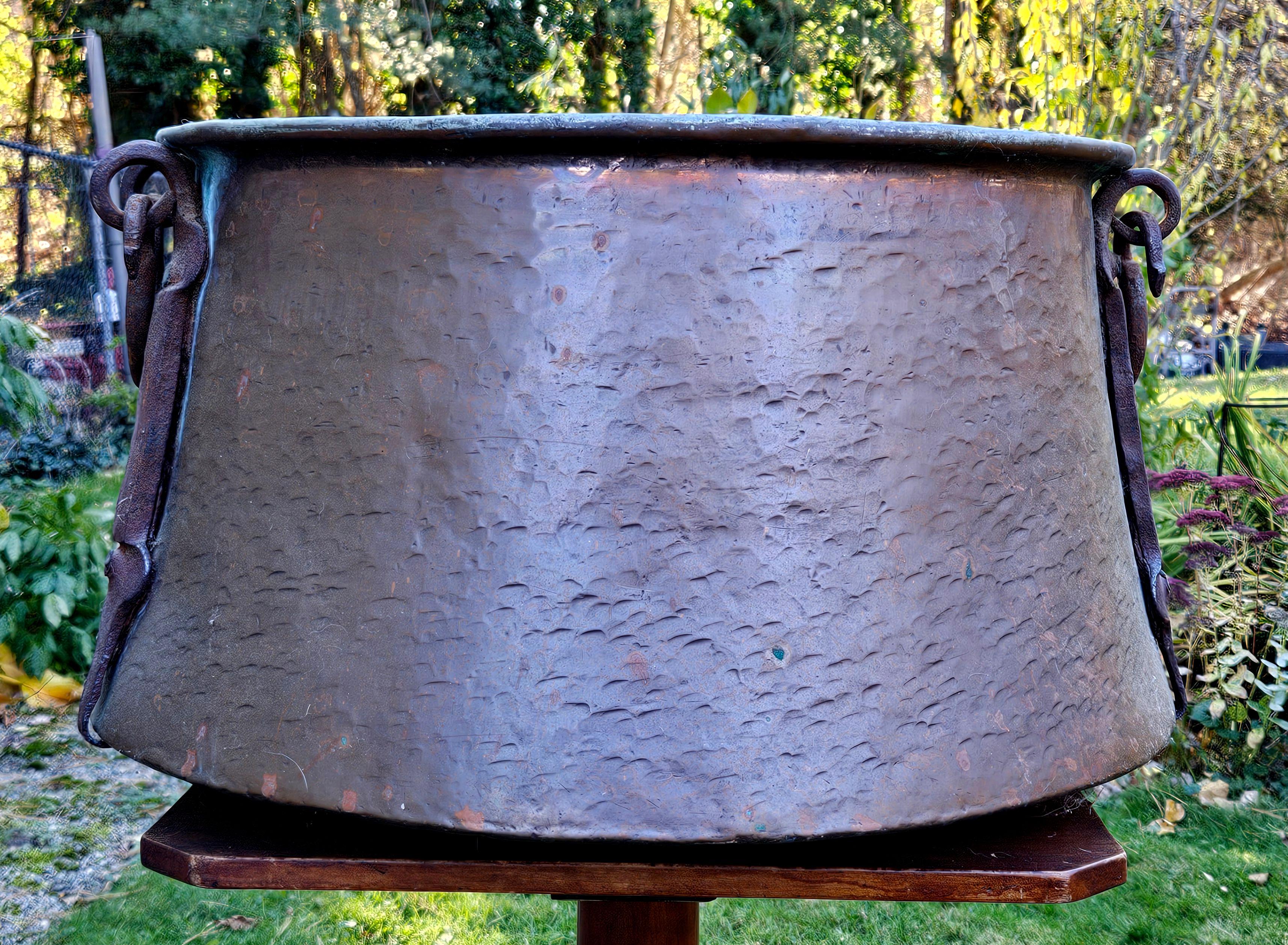 Antico secchio di rame massiccio pesante e martellato
Maniglie in ferro forgiato su ogni lato
Ottima patina