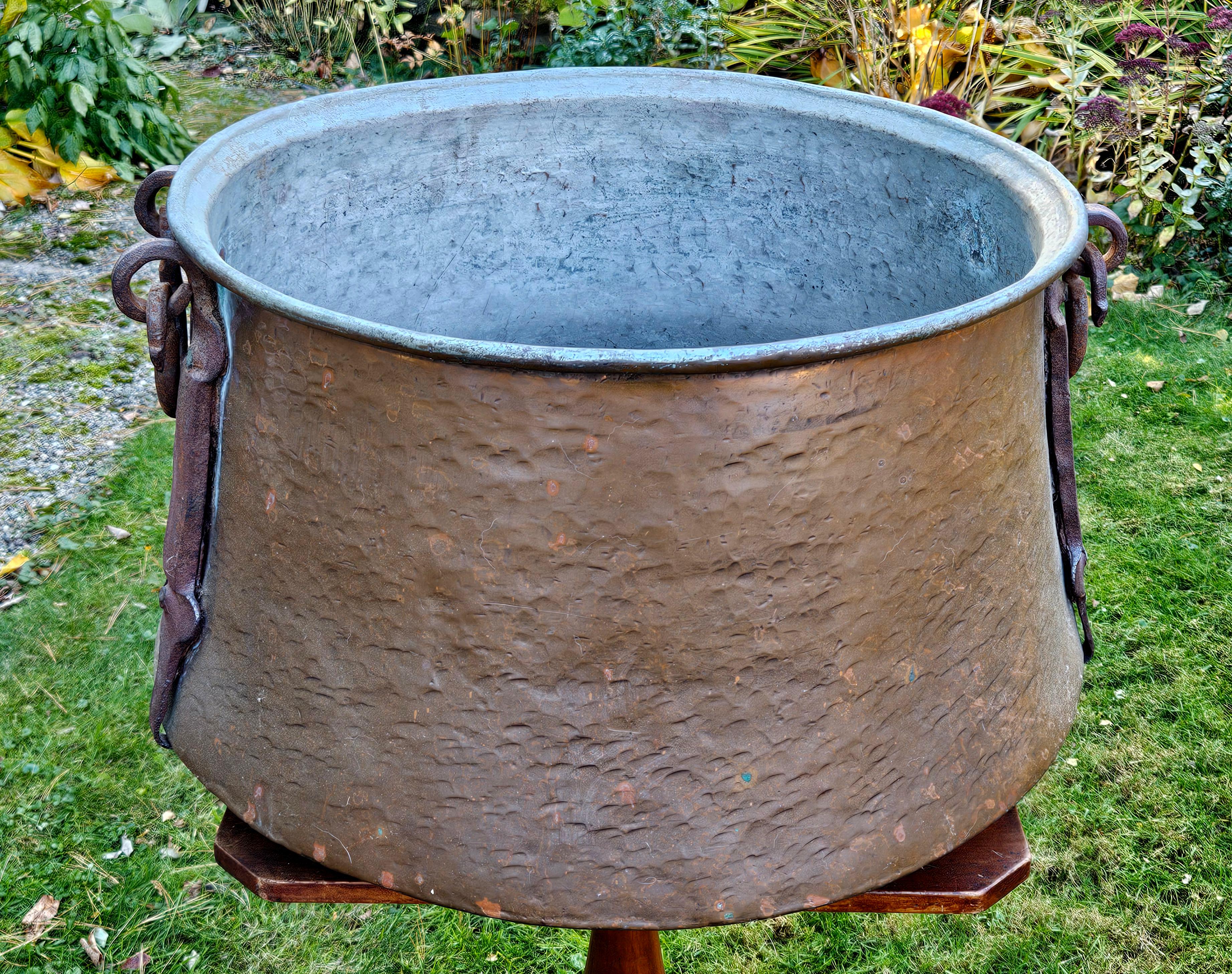 Inglese Antico secchio di rame massiccio pesante e martellato in vendita