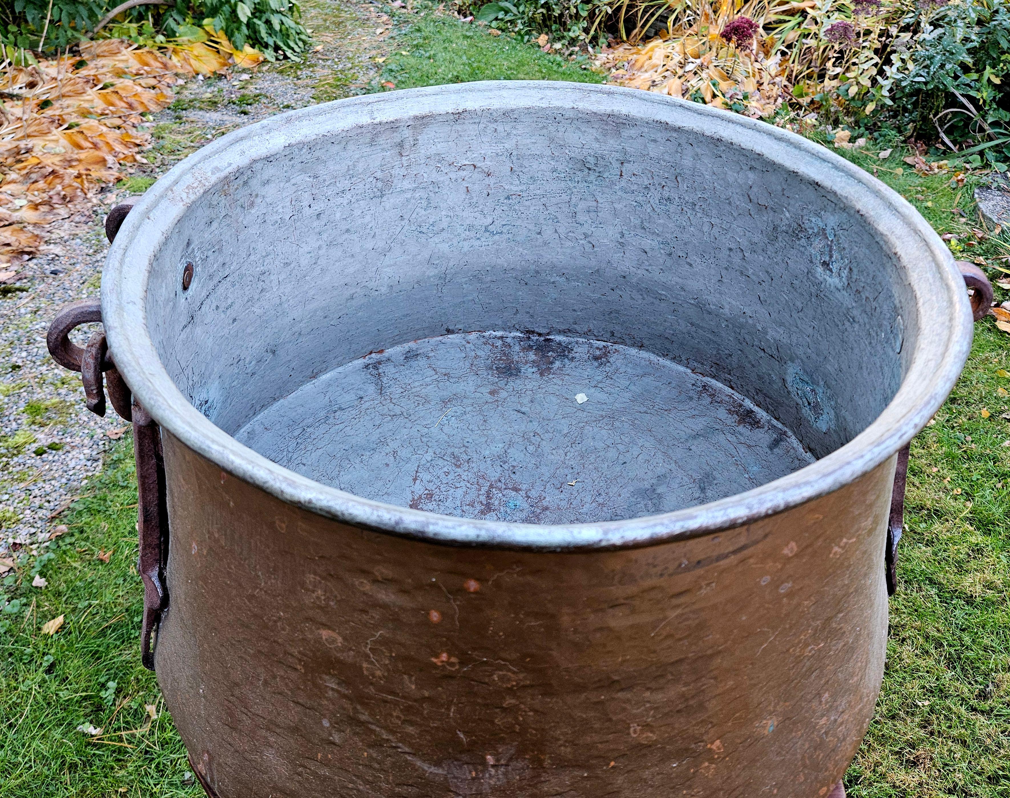 Fatto a mano Antico secchio di rame massiccio pesante e martellato in vendita