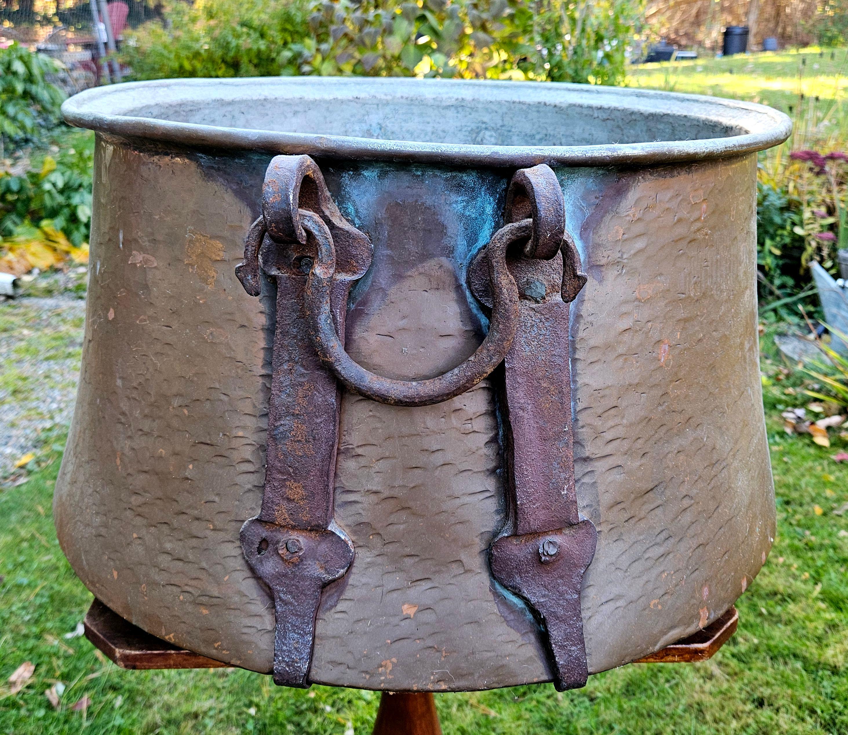 Antico secchio di rame massiccio pesante e martellato In condizioni buone in vendita a Norton, MA