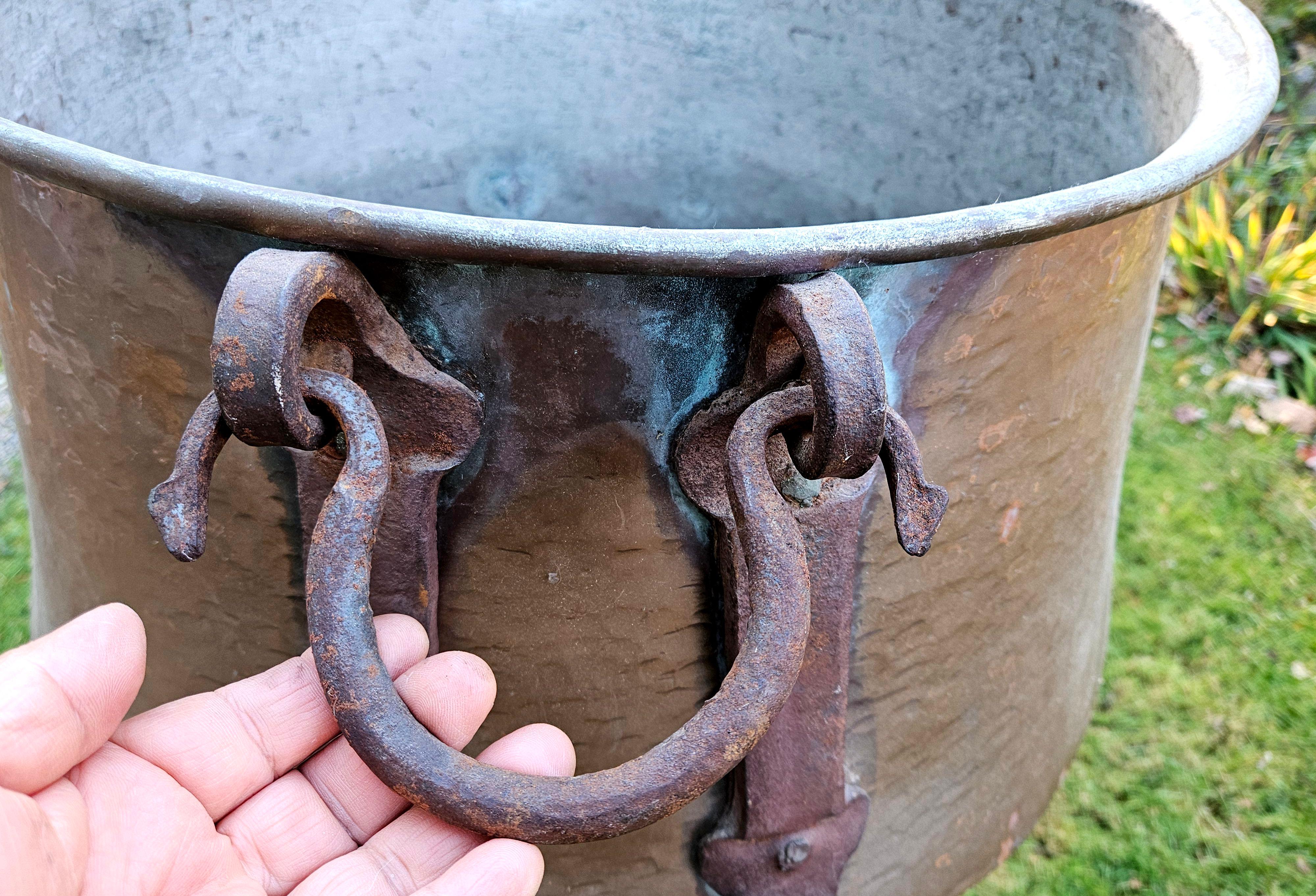 XIX secolo Antico secchio di rame massiccio pesante e martellato in vendita