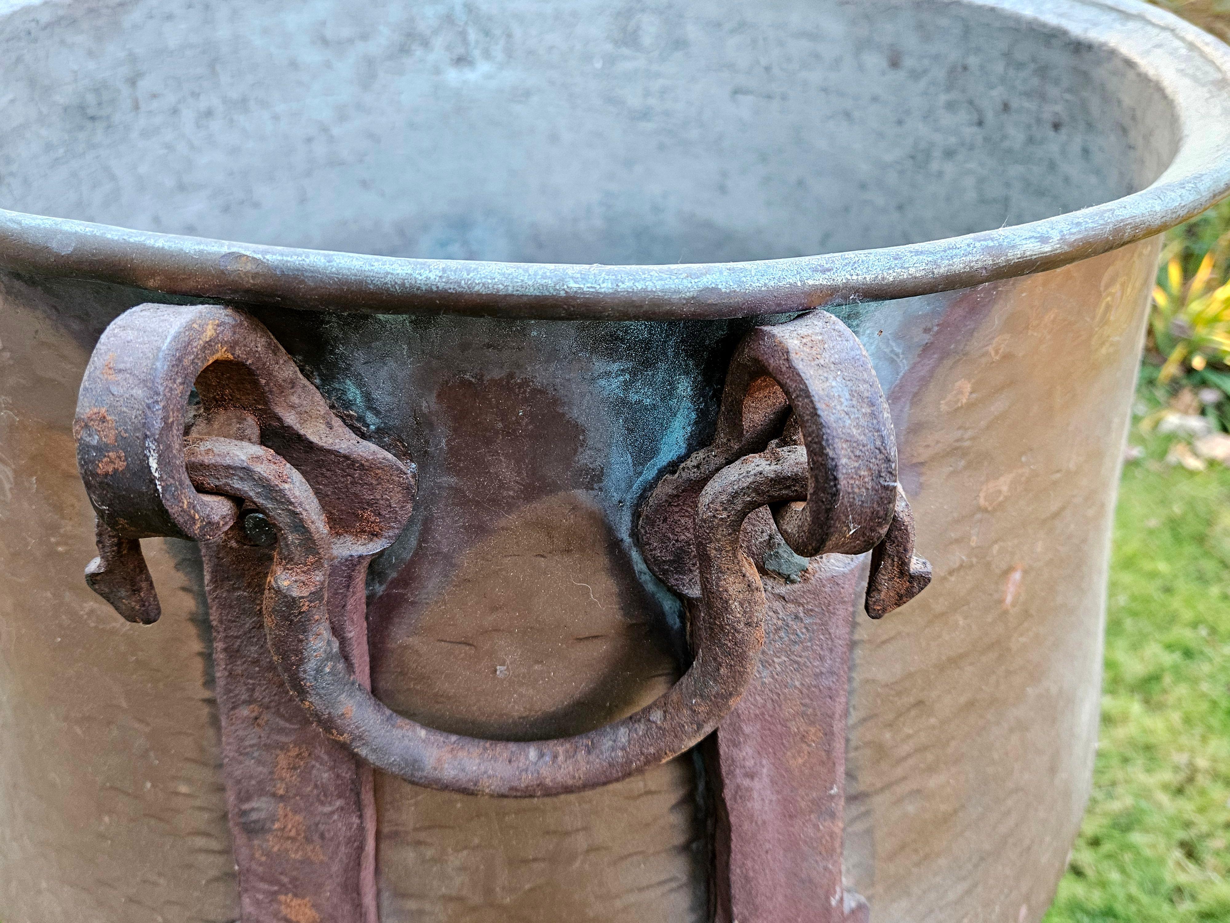 Rame Antico secchio di rame massiccio pesante e martellato in vendita