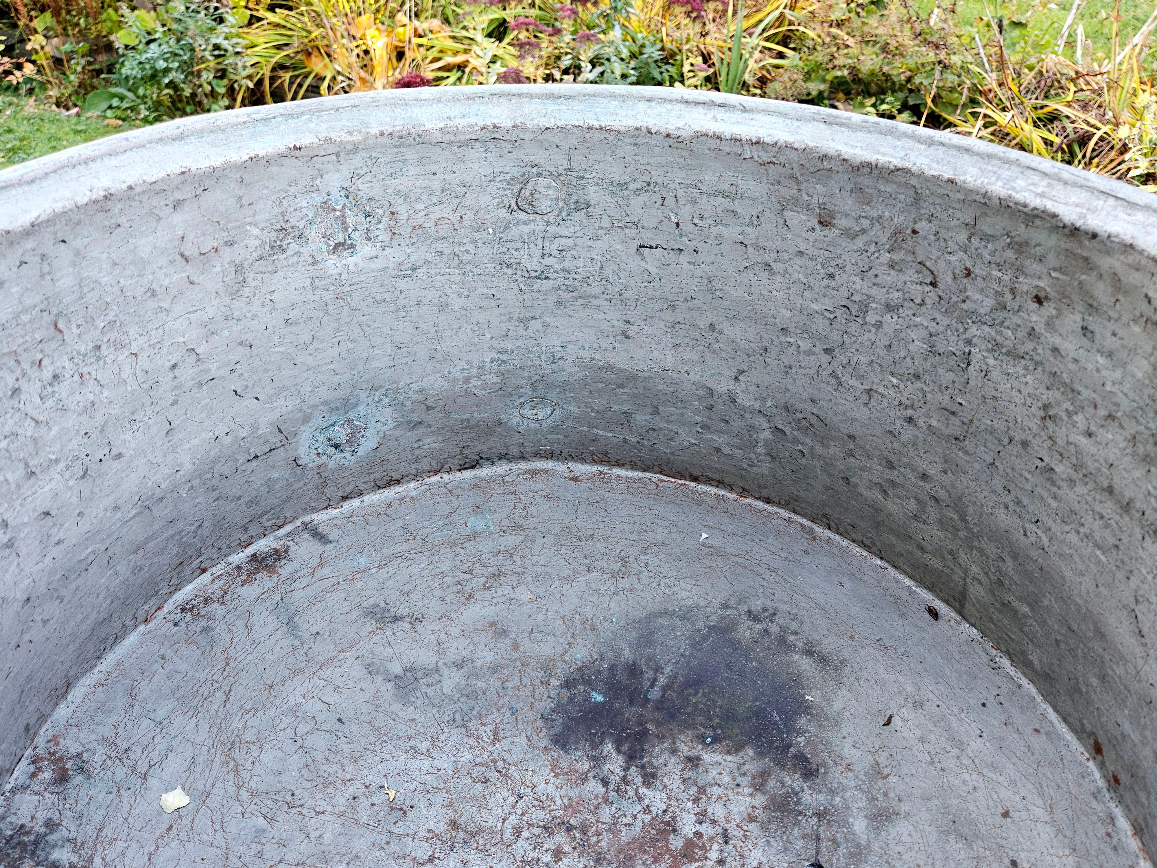 Antico secchio di rame massiccio pesante e martellato in vendita 1