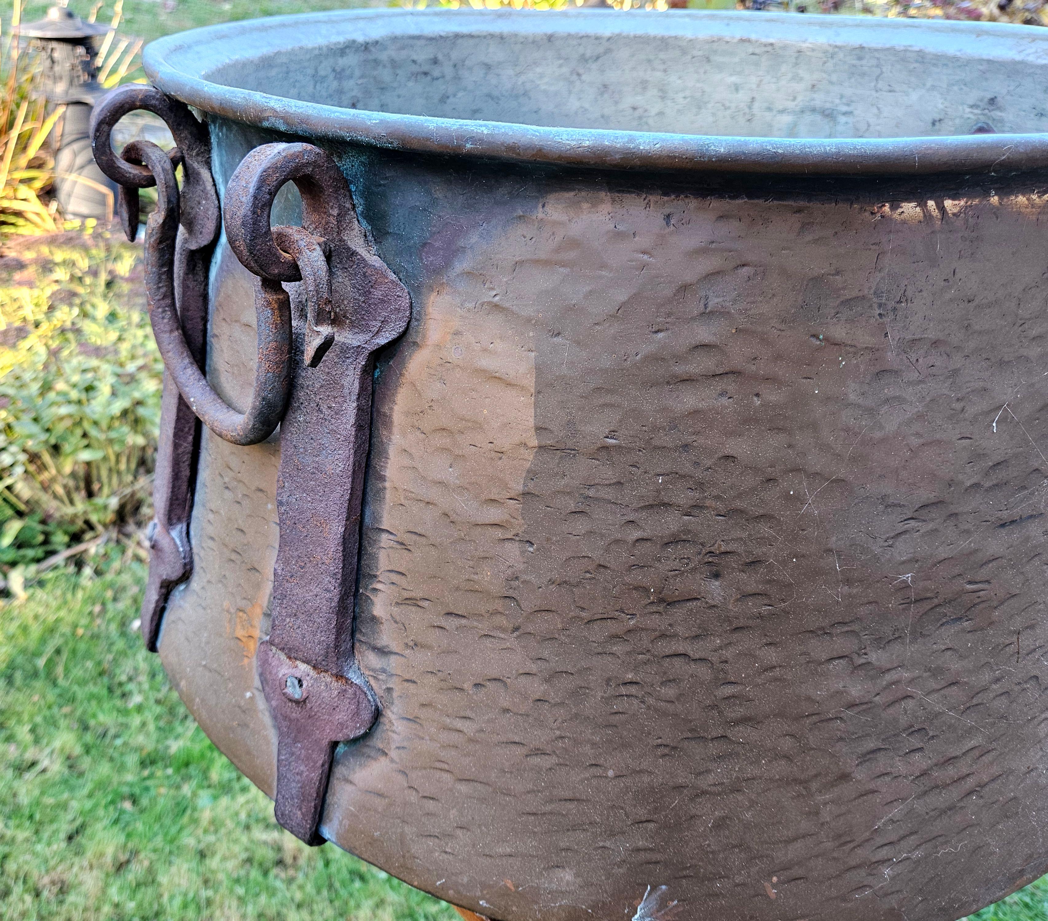 Antico secchio di rame massiccio pesante e martellato in vendita 2