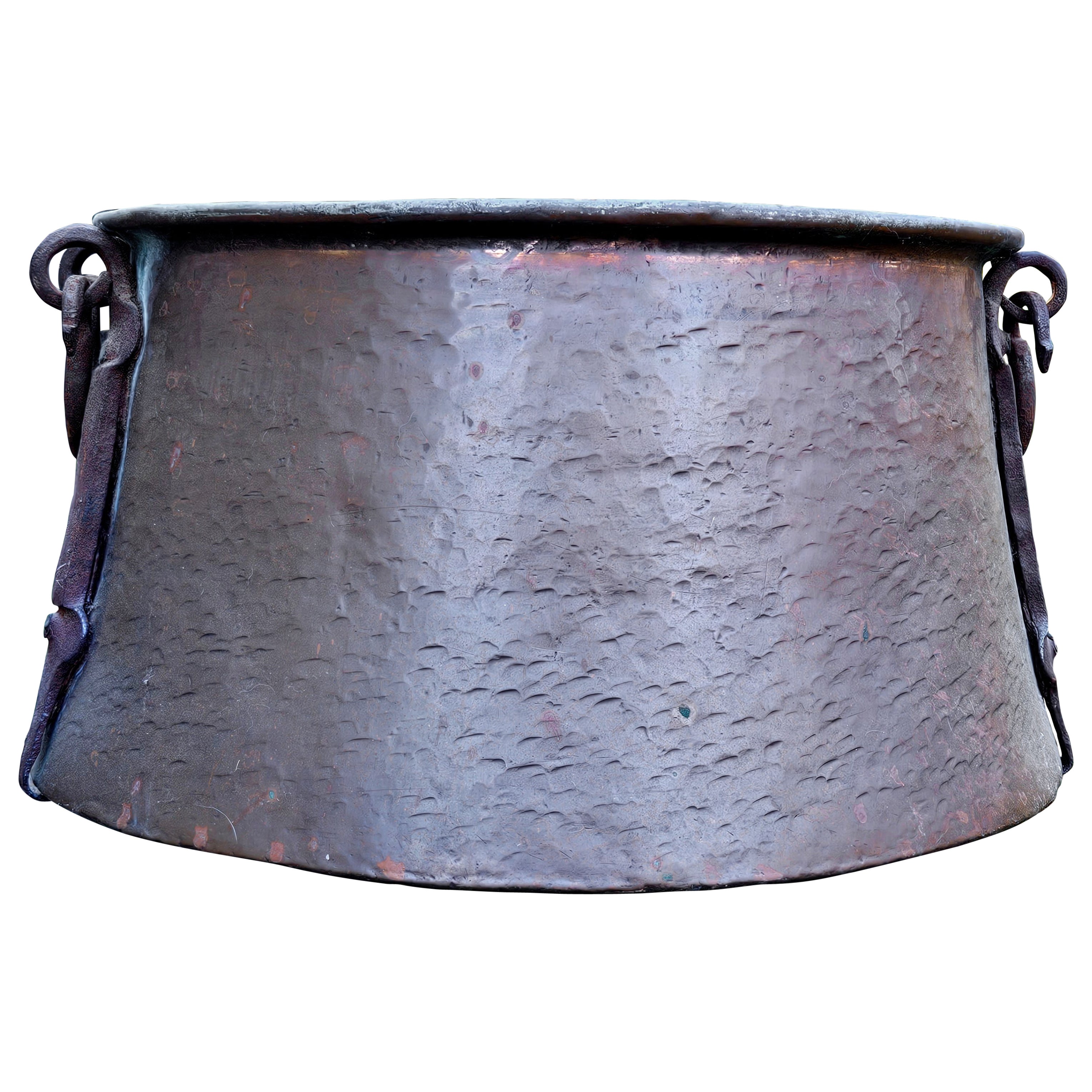 Antico secchio di rame massiccio pesante e martellato