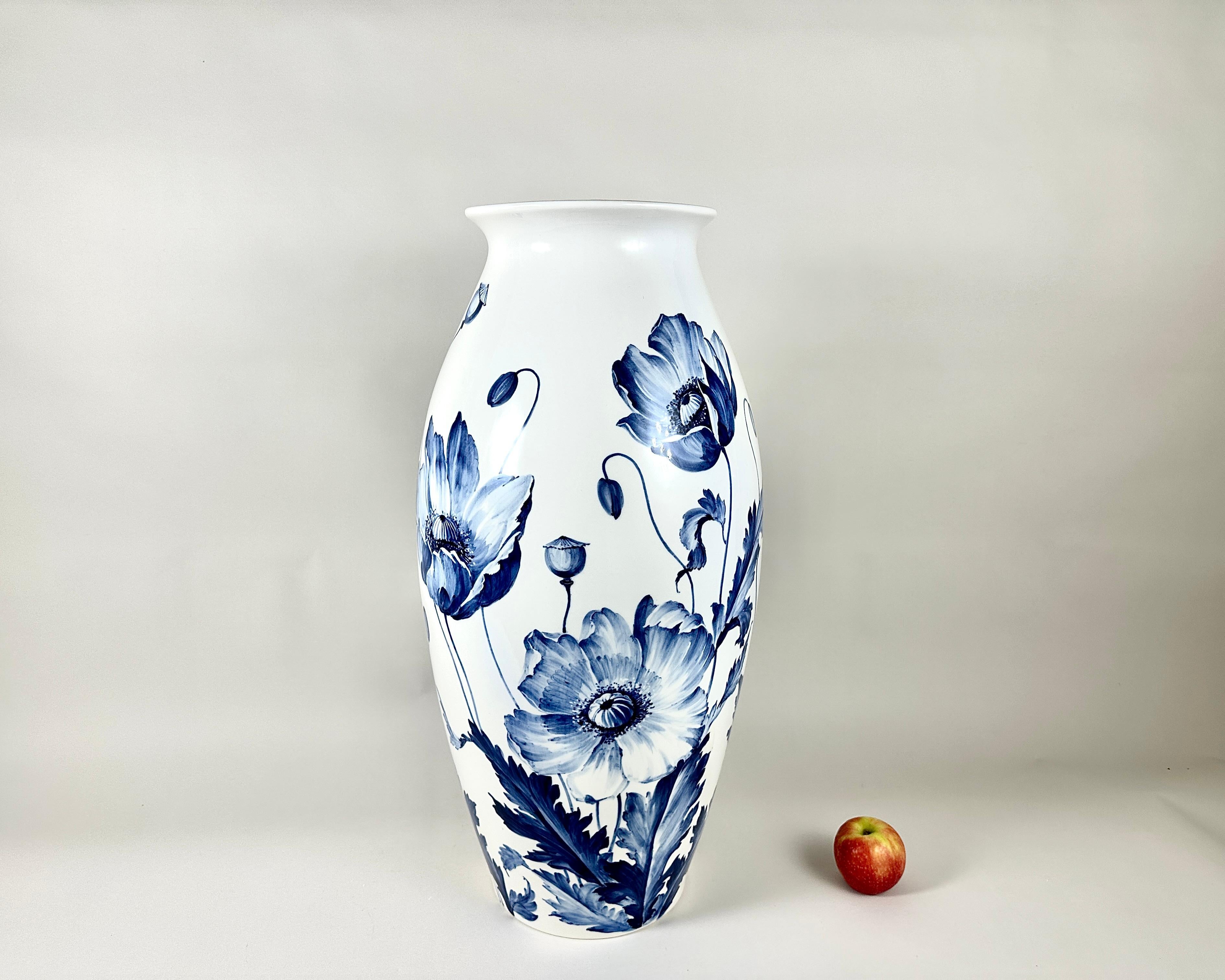 Questo magnifico vaso antico, attribuito alla rinomata fabbrica Hutschenreuther, probabilmente proveniente dalla Germania intorno al 1910, è un vero tesoro da collezione.

Il vaso presenta squisiti dettagli dipinti a mano, mettendo in mostra la