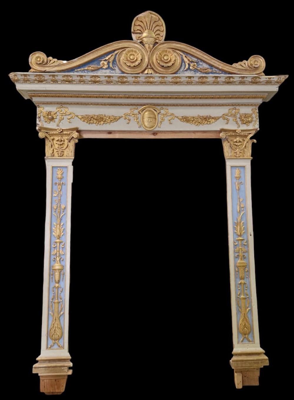 Antikes, riesiges Eingangsportal aus bemaltem, vergoldetem und reich geschnitztem Holz mit historischen Motiven.
Großer antiker Gegenstand, wichtig sowohl für seine Geschichte als auch für seine Größe, wird zusammengebaut verkauft (2 Beine +