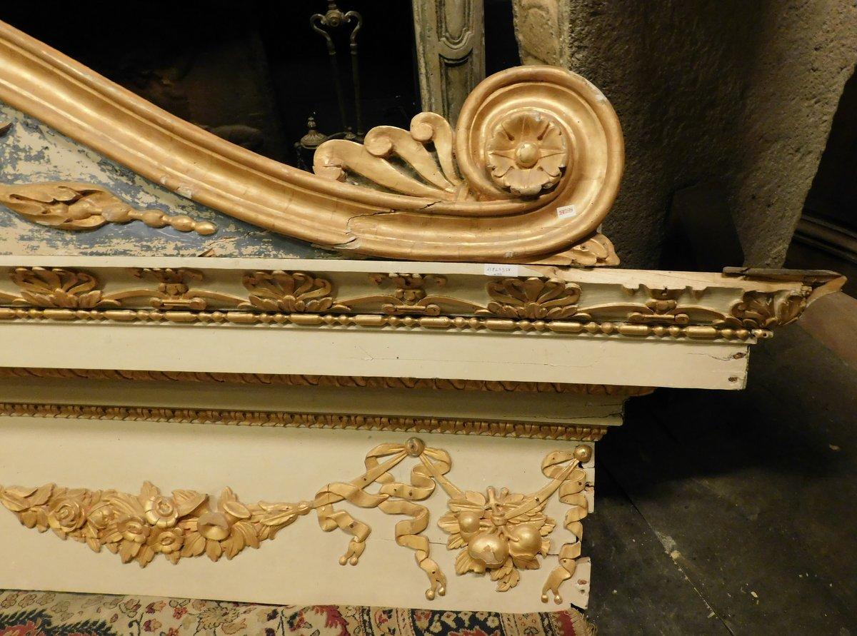 Antikes, riesiges, bemaltes, vergoldetes und reich geschnitztes Holzportal, Neapel (Italien) (Handgeschnitzt) im Angebot
