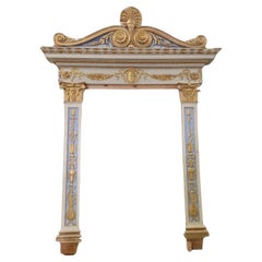 Antikes, riesiges, bemaltes, vergoldetes und reich geschnitztes Holzportal, Neapel (Italien)
