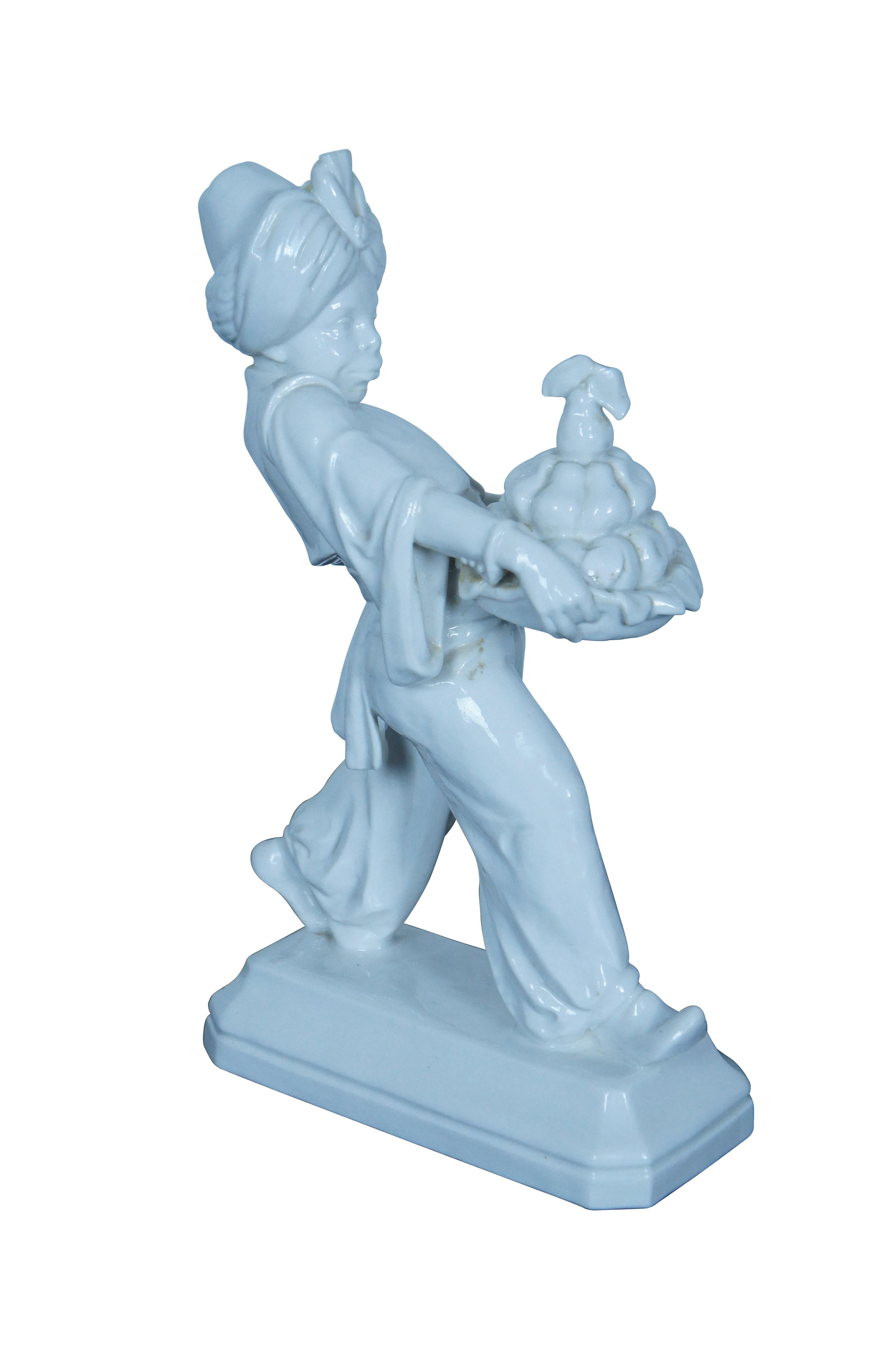 Antike um 1936 weiße Porzellanstatue / Figur eines Mohren / Türken, der ein Tablett mit Obst trägt, von Hugo Meisel (deutscher Bildhauer/Künstler, 1887-1966). Produziert von den Schwarzburger Werkstätten für Porzellankunst.

