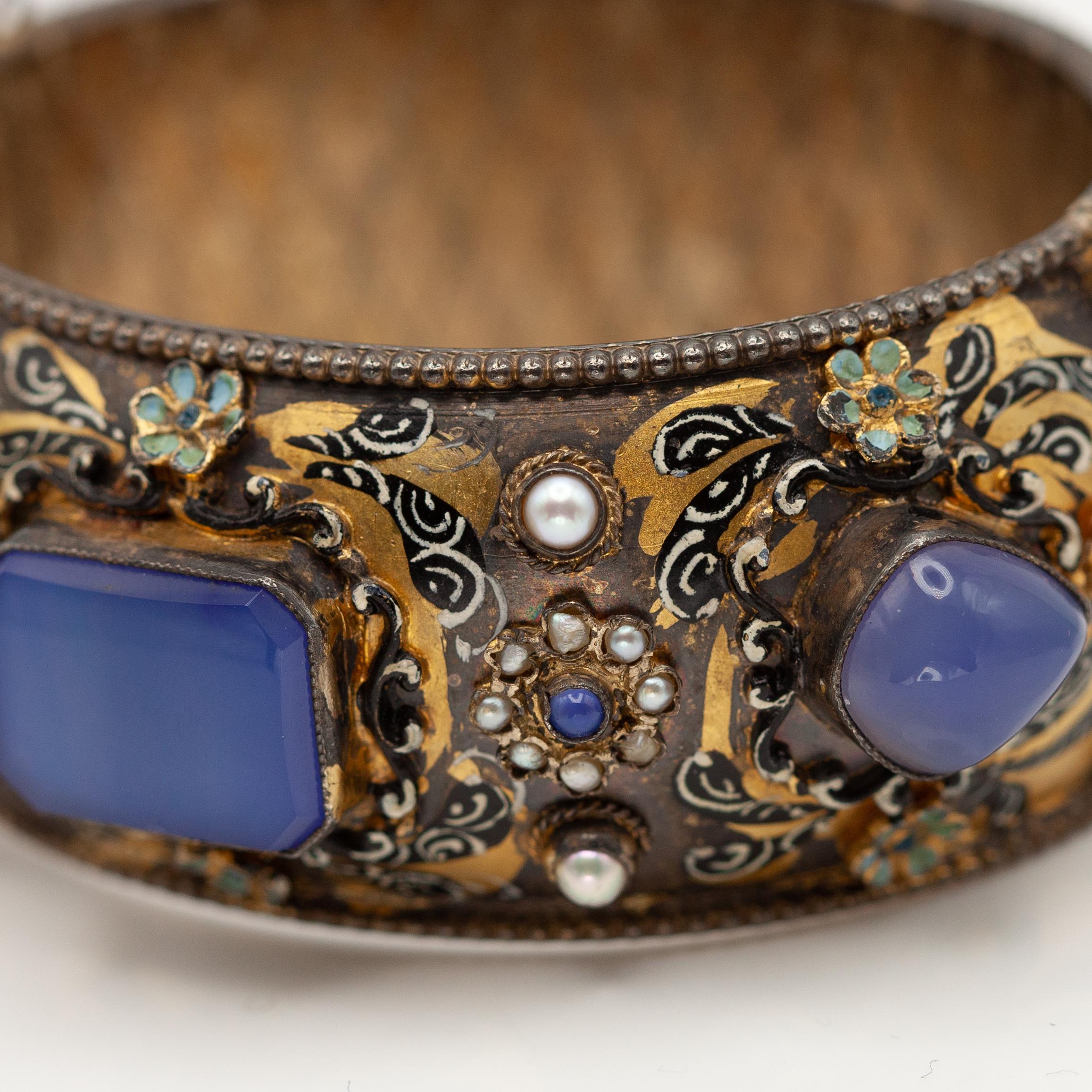 Victorien tardif Bracelet à charnière en argent vermeil émaillé, calcédoine et perles de rocaille (Hungari) en vente