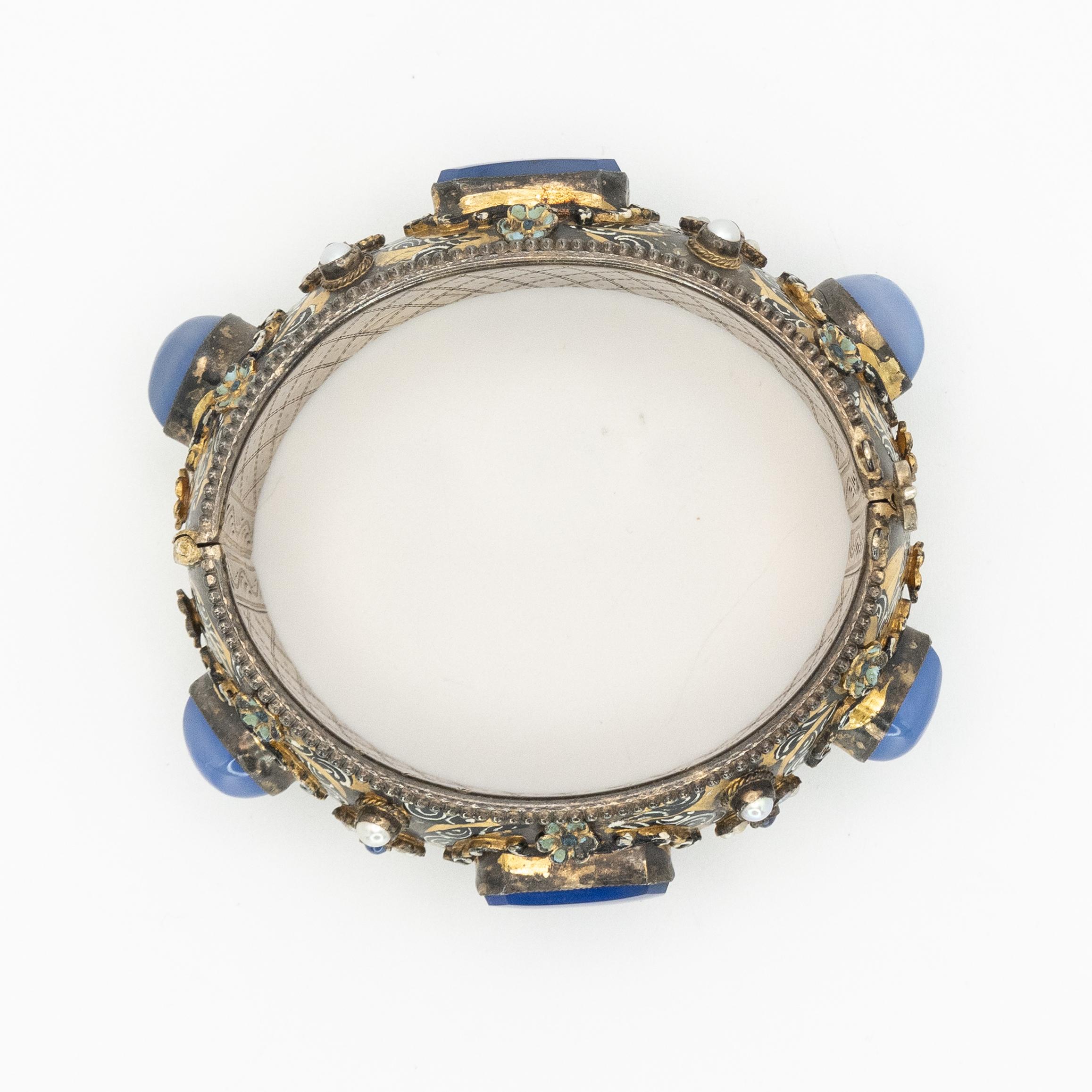 Bracelet à charnière en argent vermeil émaillé, calcédoine et perles de rocaille (Hungari) Excellent état - En vente à New York, NY