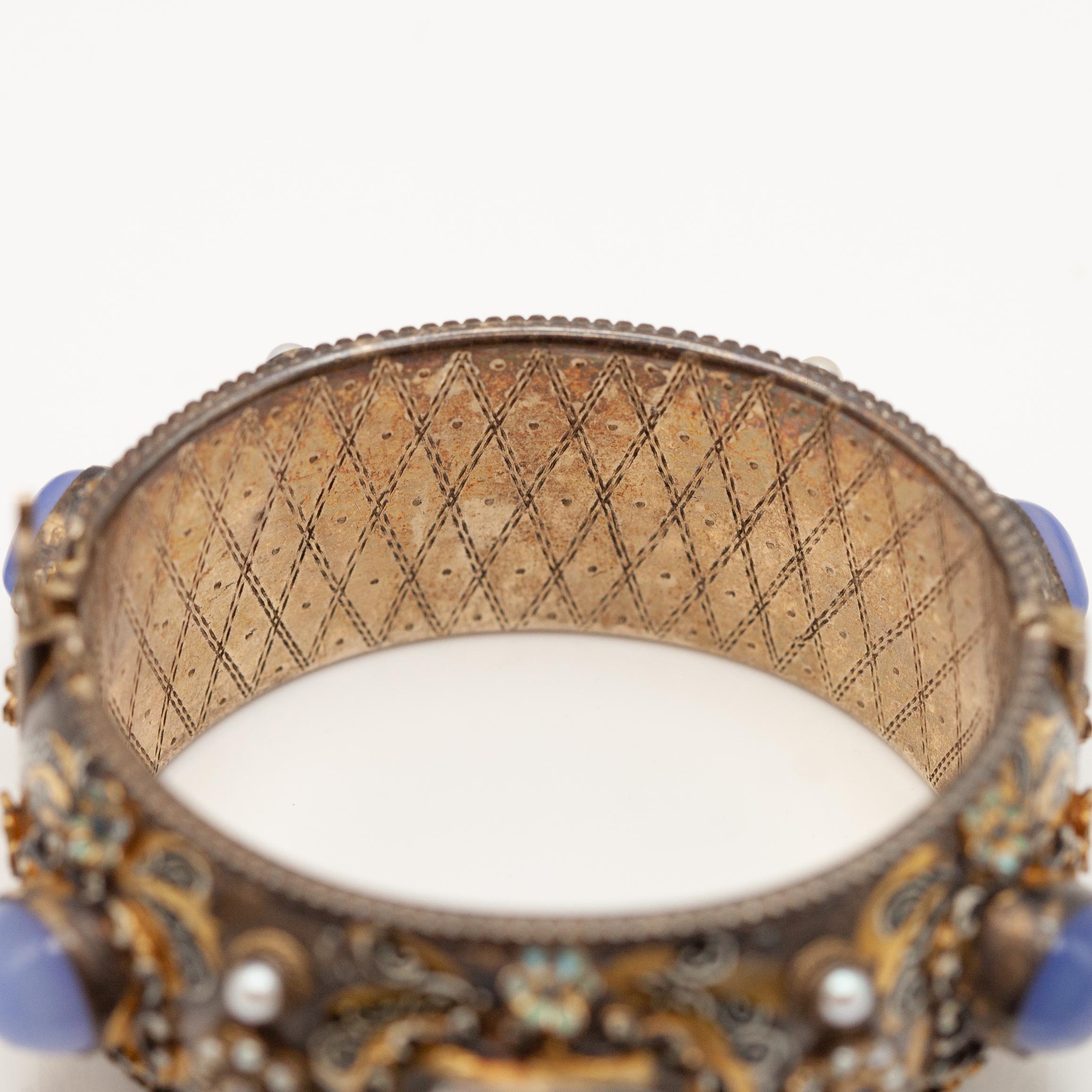 Bracelet à charnière en argent vermeil émaillé, calcédoine et perles de rocaille (Hungari) Unisexe en vente