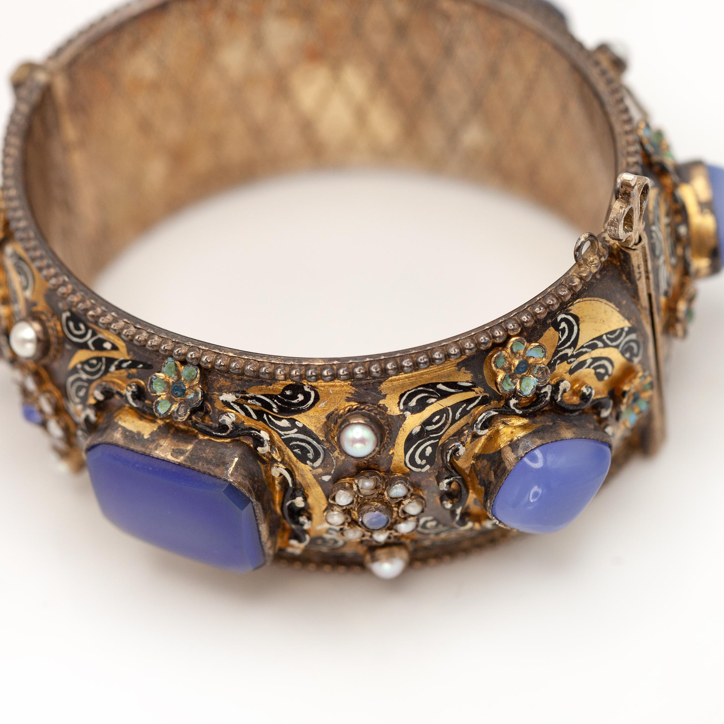 Bracelet à charnière en argent vermeil émaillé, calcédoine et perles de rocaille (Hungari) en vente 1