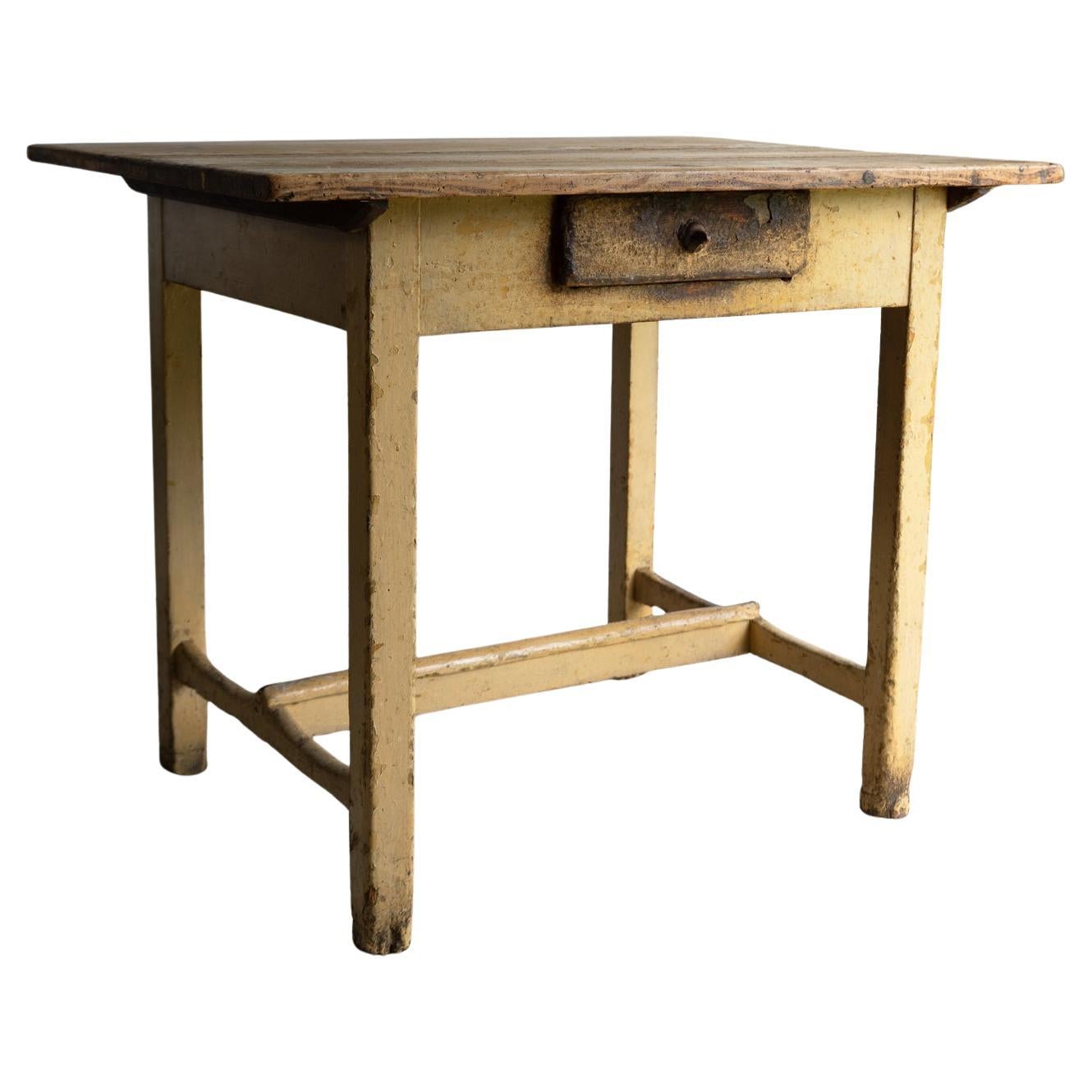 Ancienne table d'appoint hongroise rustique en pin peint, 19ème siècle