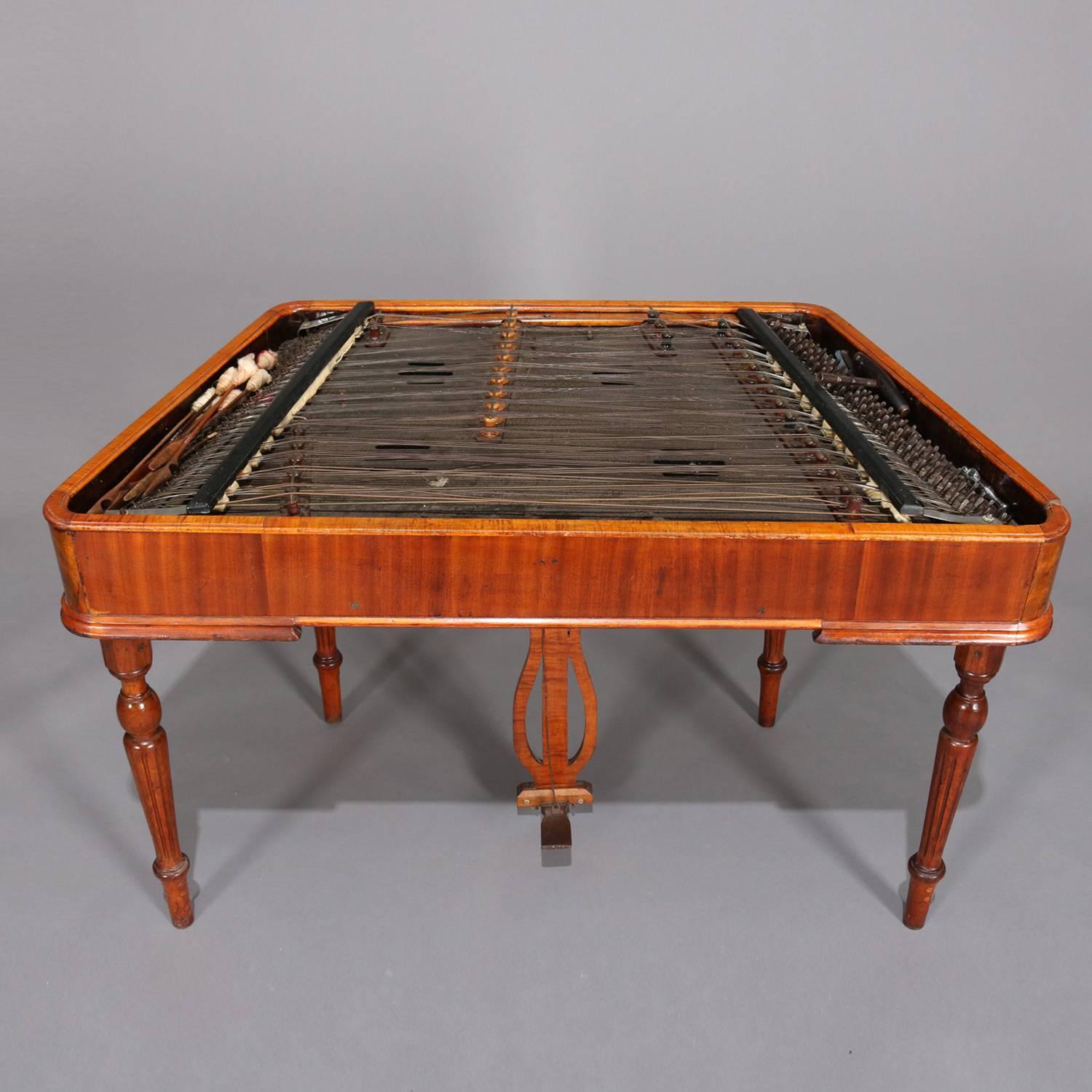 Antiguo Dulcimer de Martillo Cymbalom Modelo de Suelo de Madera Satinada Húngara, circa 1840 Madera satinada