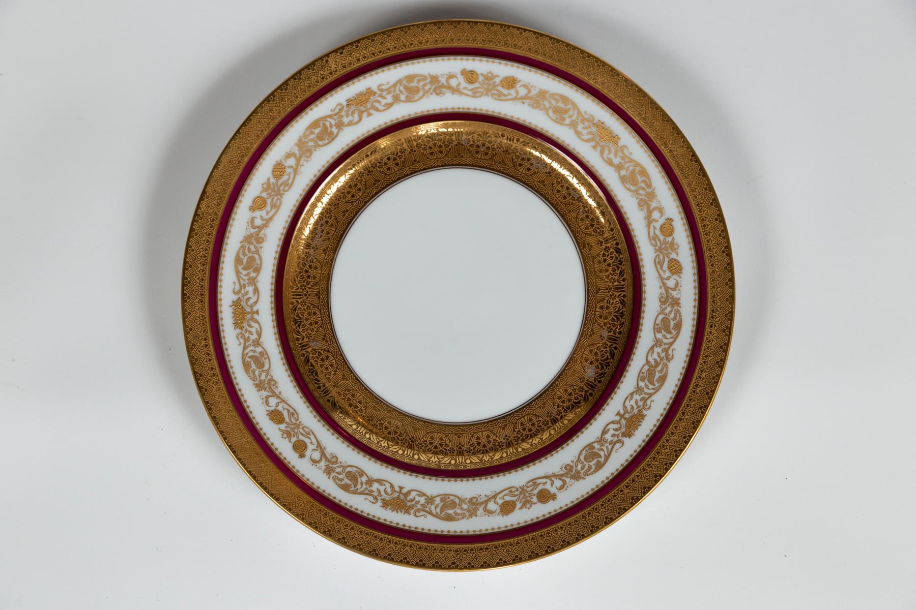 Assiettes plates anciennes Hutschenreuther, début du 20e siècle, Bavière. Un magnifique ensemble de 10 assiettes à dîner. Dorure en relief avec des bandes de couleur rouge foncé. Marqué 
